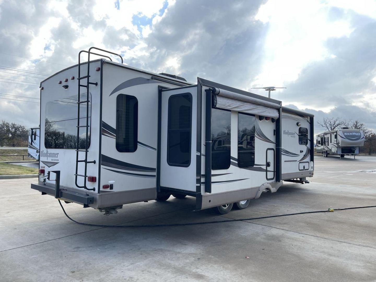 2016 WINDJAMMER 3029W (4X4TRLF23G1) , Length: 35 ft. | Dry Weight: 7,692 lbs. | Slides: 3 transmission, located at 4319 N Main Street, Cleburne, TX, 76033, (817) 221-0660, 32.435829, -97.384178 - Photo#24