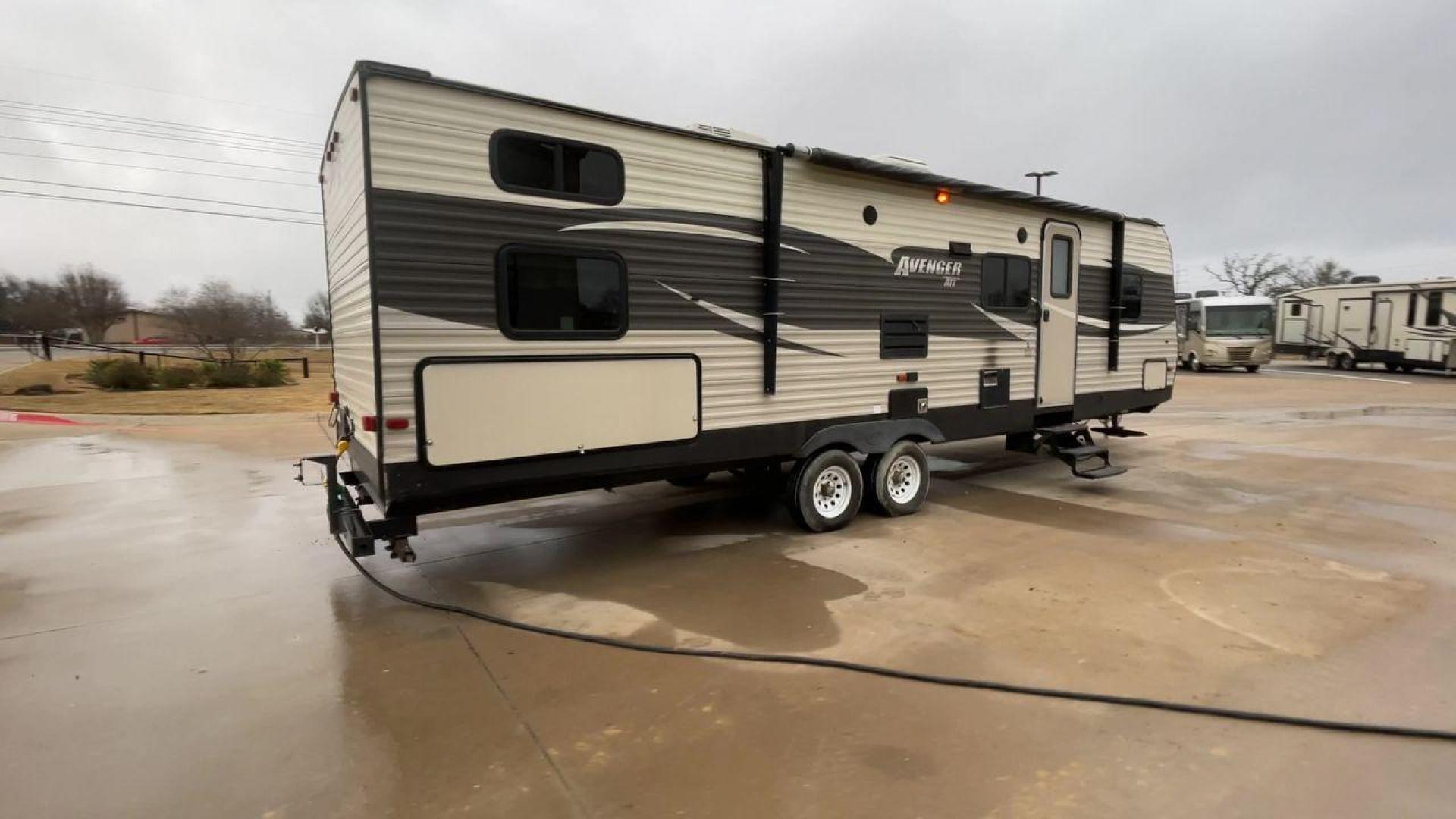 2017 WHITE AVENGER 27DBS - (5ZT2AVSB6HB) , Length: 32.92 ft. | Dry Weight: 6,652 lbs. | Gross Weight: 9,521 lbs. | Slides: 1 transmission, located at 4319 N Main Street, Cleburne, TX, 76033, (817) 221-0660, 32.435829, -97.384178 - Photo#1