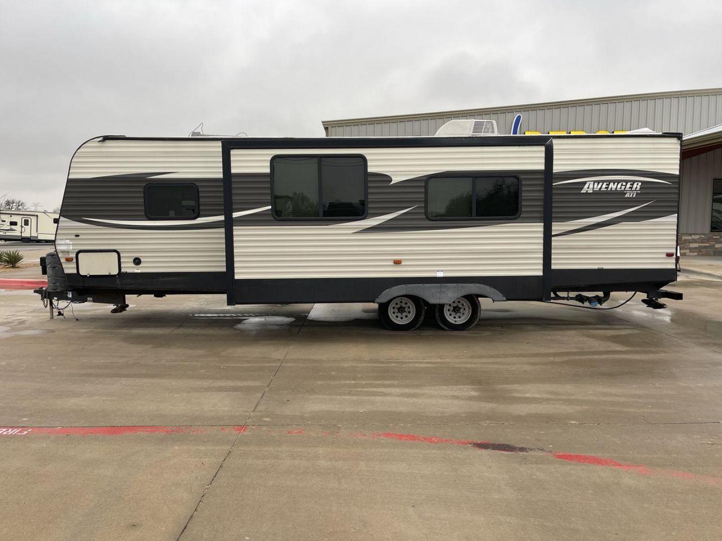 2017 WHITE AVENGER 27DBS - (5ZT2AVSB6HB) , Length: 32.92 ft. | Dry Weight: 6,652 lbs. | Gross Weight: 9,521 lbs. | Slides: 1 transmission, located at 4319 N Main Street, Cleburne, TX, 76033, (817) 221-0660, 32.435829, -97.384178 - Photo#23