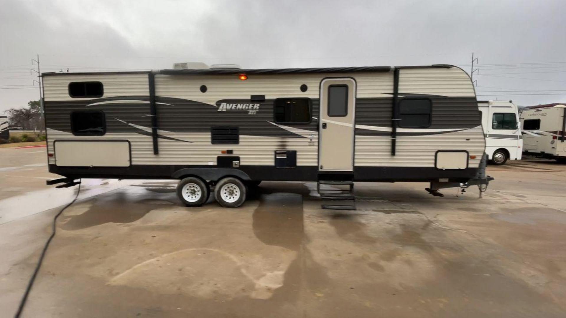 2017 WHITE AVENGER 27DBS - (5ZT2AVSB6HB) , Length: 32.92 ft. | Dry Weight: 6,652 lbs. | Gross Weight: 9,521 lbs. | Slides: 1 transmission, located at 4319 N Main Street, Cleburne, TX, 76033, (817) 221-0660, 32.435829, -97.384178 - Photo#2