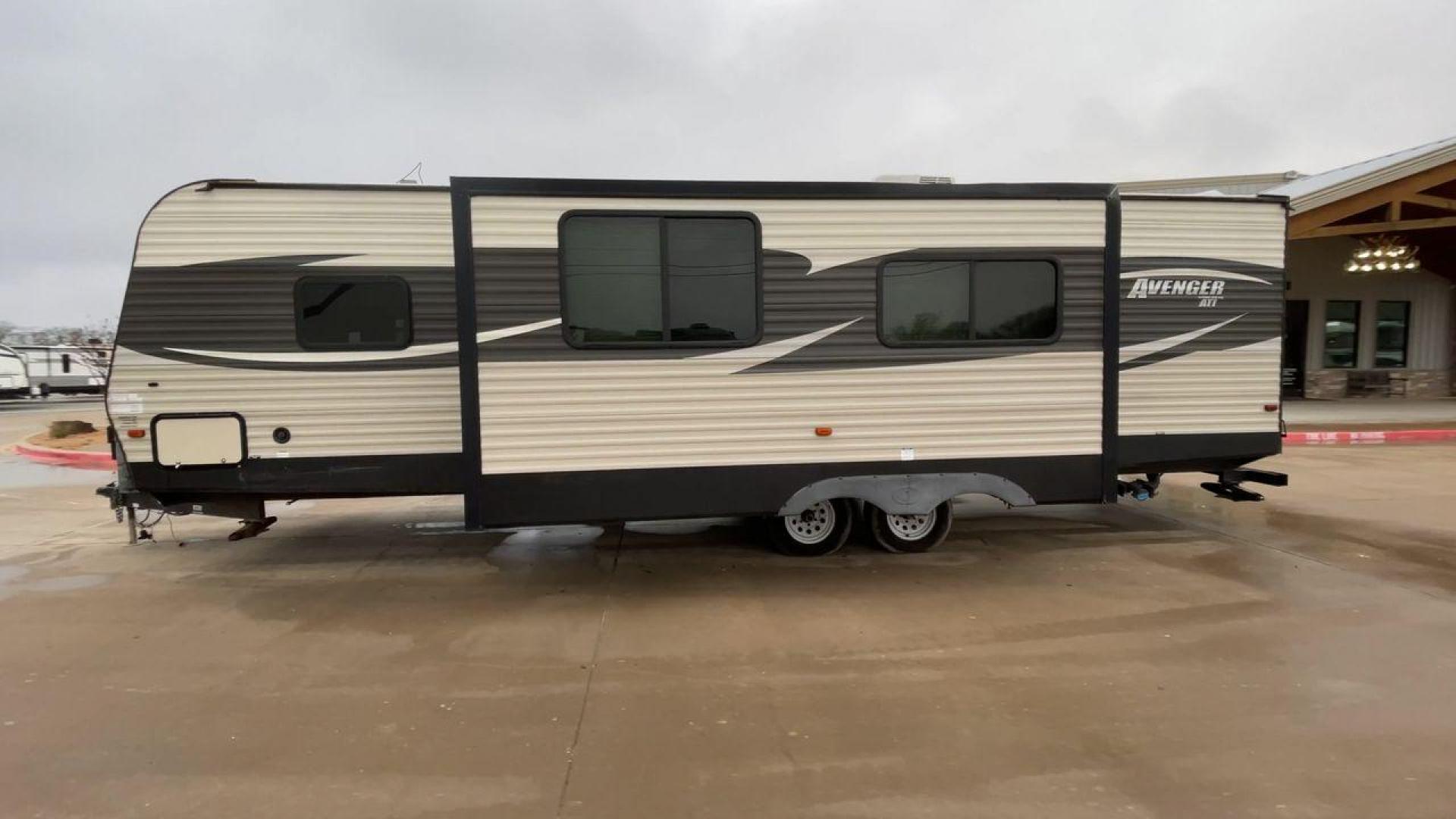 2017 WHITE AVENGER 27DBS - (5ZT2AVSB6HB) , Length: 32.92 ft. | Dry Weight: 6,652 lbs. | Gross Weight: 9,521 lbs. | Slides: 1 transmission, located at 4319 N Main Street, Cleburne, TX, 76033, (817) 221-0660, 32.435829, -97.384178 - Photo#6