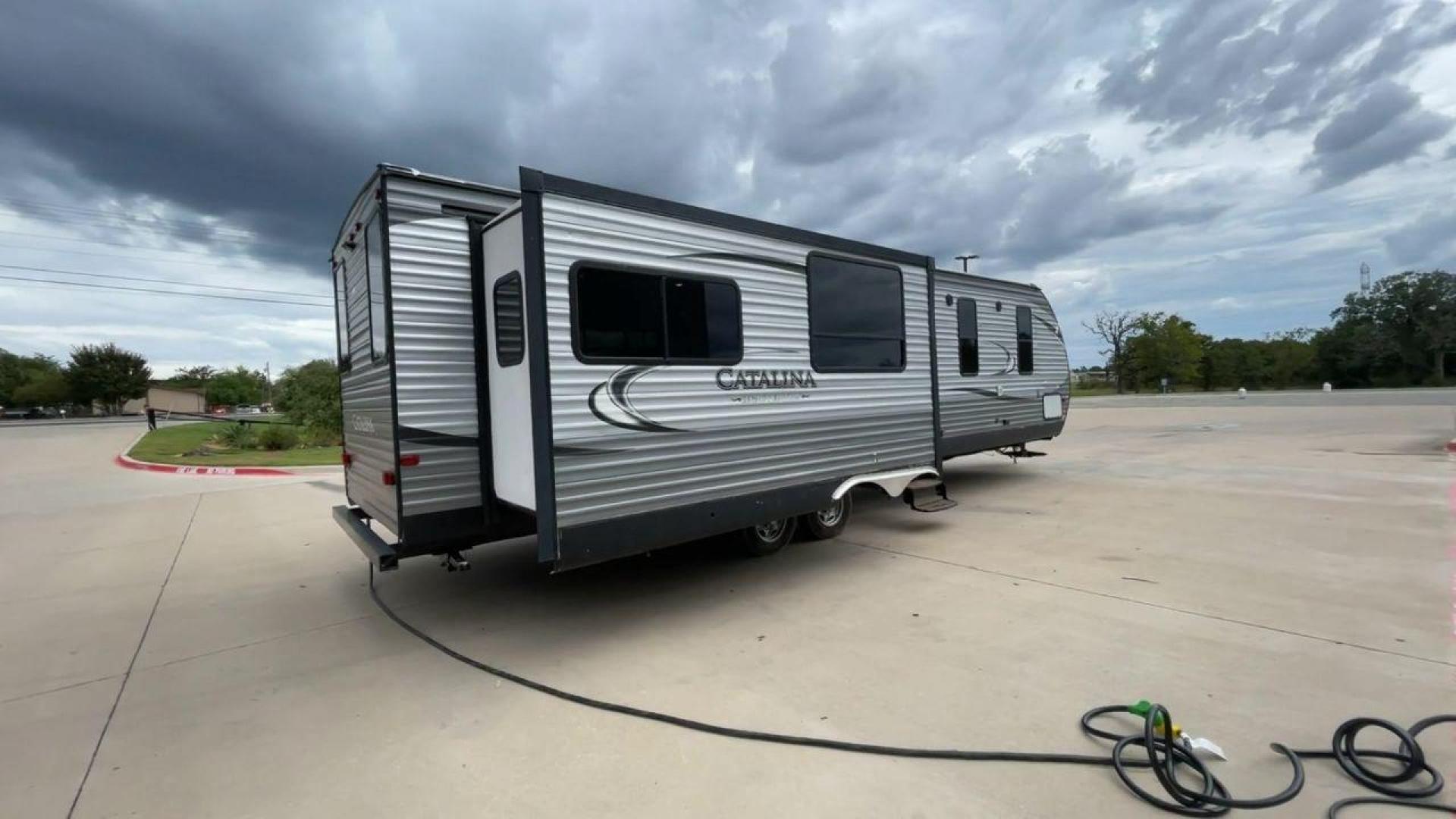 2017 GRAY CATALINA 333RETS (5ZT2CAYBXHT) , Length: 35.83 ft. | Dry Weight: 7,941 lbs. | Gross Weight: 10,500 lbs. | Slides: 3 transmission, located at 4319 N Main Street, Cleburne, TX, 76033, (817) 221-0660, 32.435829, -97.384178 - This 2017 Coachmen Catalina 333RETS travel trailer measures 35.83 feet. There are two axles with steel wheels and electric drum brakes. Its dry weight is 7,941 lbs, its payload 2,559 lbs, its hitch 1,050 lbs, and the GVWR 10,500 lbs. The aluminum walls are painted light gray with gray graphics. The - Photo#1