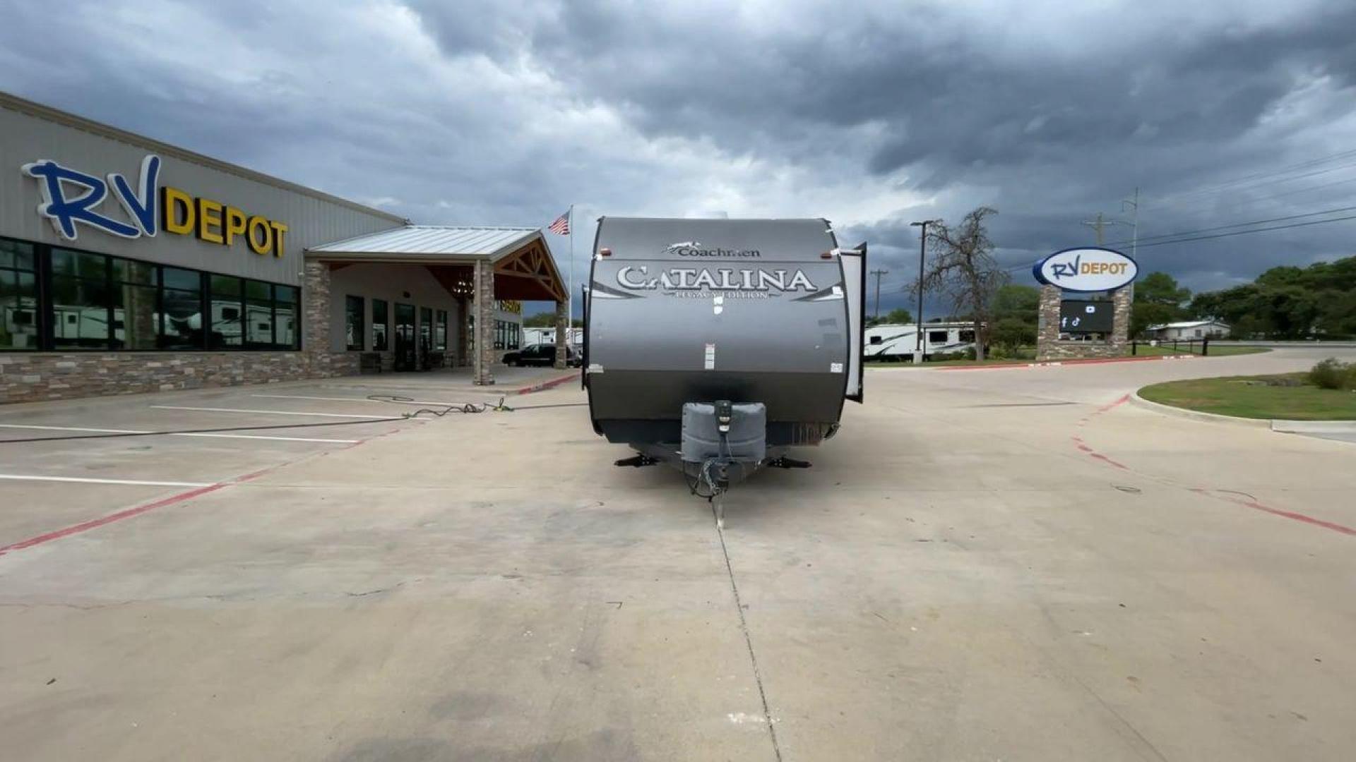 2017 GRAY CATALINA 333RETS (5ZT2CAYBXHT) , Length: 35.83 ft. | Dry Weight: 7,941 lbs. | Gross Weight: 10,500 lbs. | Slides: 3 transmission, located at 4319 N Main Street, Cleburne, TX, 76033, (817) 221-0660, 32.435829, -97.384178 - This 2017 Coachmen Catalina 333RETS travel trailer measures 35.83 feet. There are two axles with steel wheels and electric drum brakes. Its dry weight is 7,941 lbs, its payload 2,559 lbs, its hitch 1,050 lbs, and the GVWR 10,500 lbs. The aluminum walls are painted light gray with gray graphics. The - Photo#4