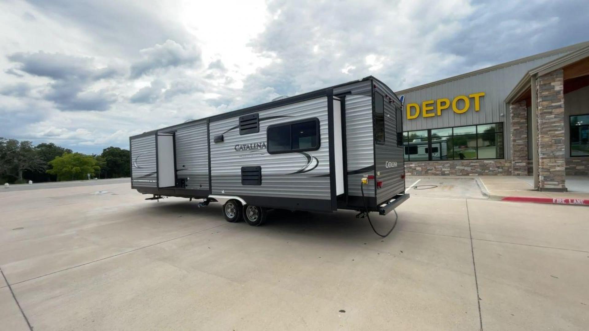 2017 GRAY CATALINA 333RETS (5ZT2CAYBXHT) , Length: 35.83 ft. | Dry Weight: 7,941 lbs. | Gross Weight: 10,500 lbs. | Slides: 3 transmission, located at 4319 N Main Street, Cleburne, TX, 76033, (817) 221-0660, 32.435829, -97.384178 - This 2017 Coachmen Catalina 333RETS travel trailer measures 35.83 feet. There are two axles with steel wheels and electric drum brakes. Its dry weight is 7,941 lbs, its payload 2,559 lbs, its hitch 1,050 lbs, and the GVWR 10,500 lbs. The aluminum walls are painted light gray with gray graphics. The - Photo#7