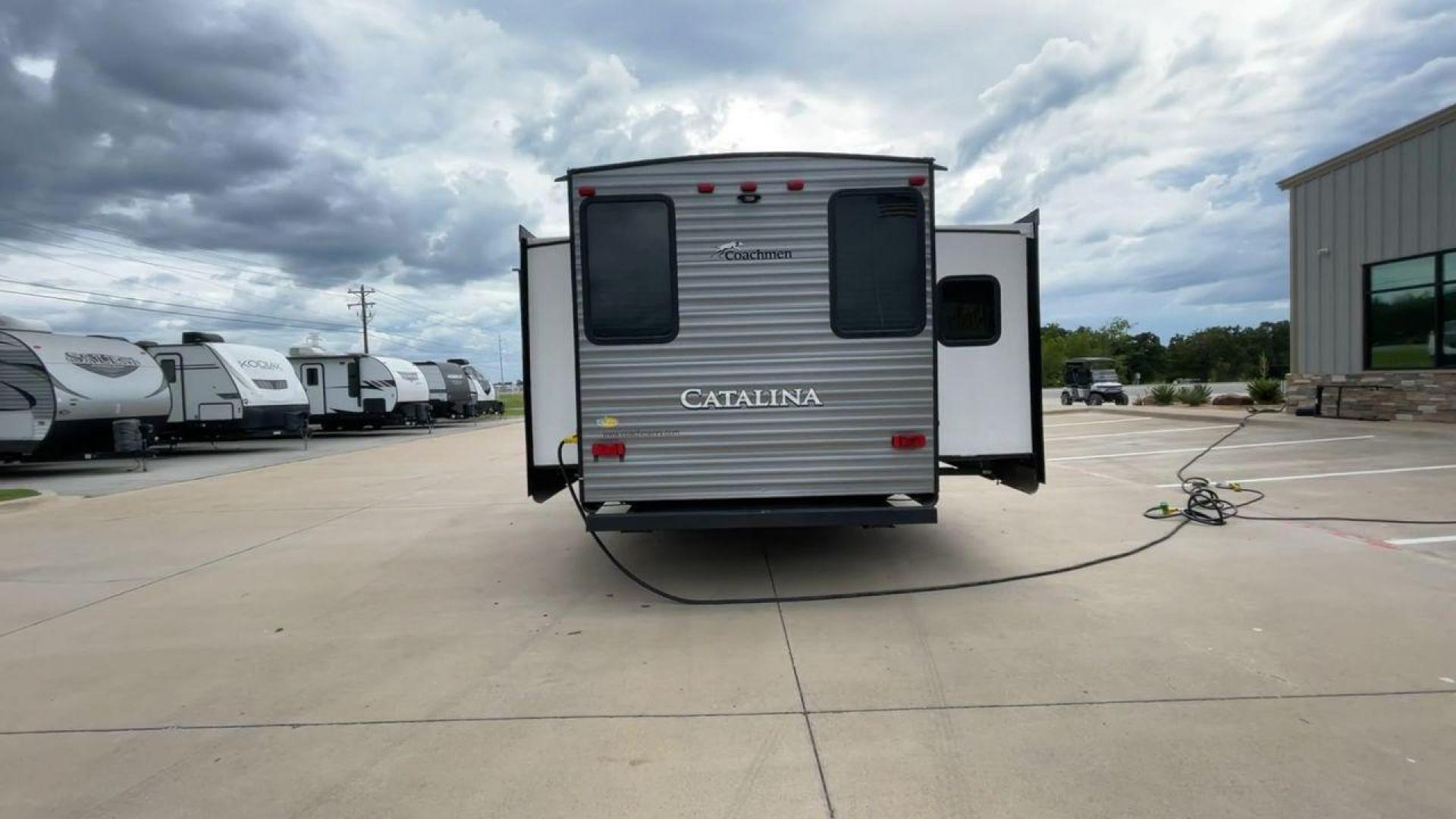 2017 GRAY CATALINA 333RETS (5ZT2CAYBXHT) , Length: 35.83 ft. | Dry Weight: 7,941 lbs. | Gross Weight: 10,500 lbs. | Slides: 3 transmission, located at 4319 N Main Street, Cleburne, TX, 76033, (817) 221-0660, 32.435829, -97.384178 - This 2017 Coachmen Catalina 333RETS travel trailer measures 35.83 feet. There are two axles with steel wheels and electric drum brakes. Its dry weight is 7,941 lbs, its payload 2,559 lbs, its hitch 1,050 lbs, and the GVWR 10,500 lbs. The aluminum walls are painted light gray with gray graphics. The - Photo#8