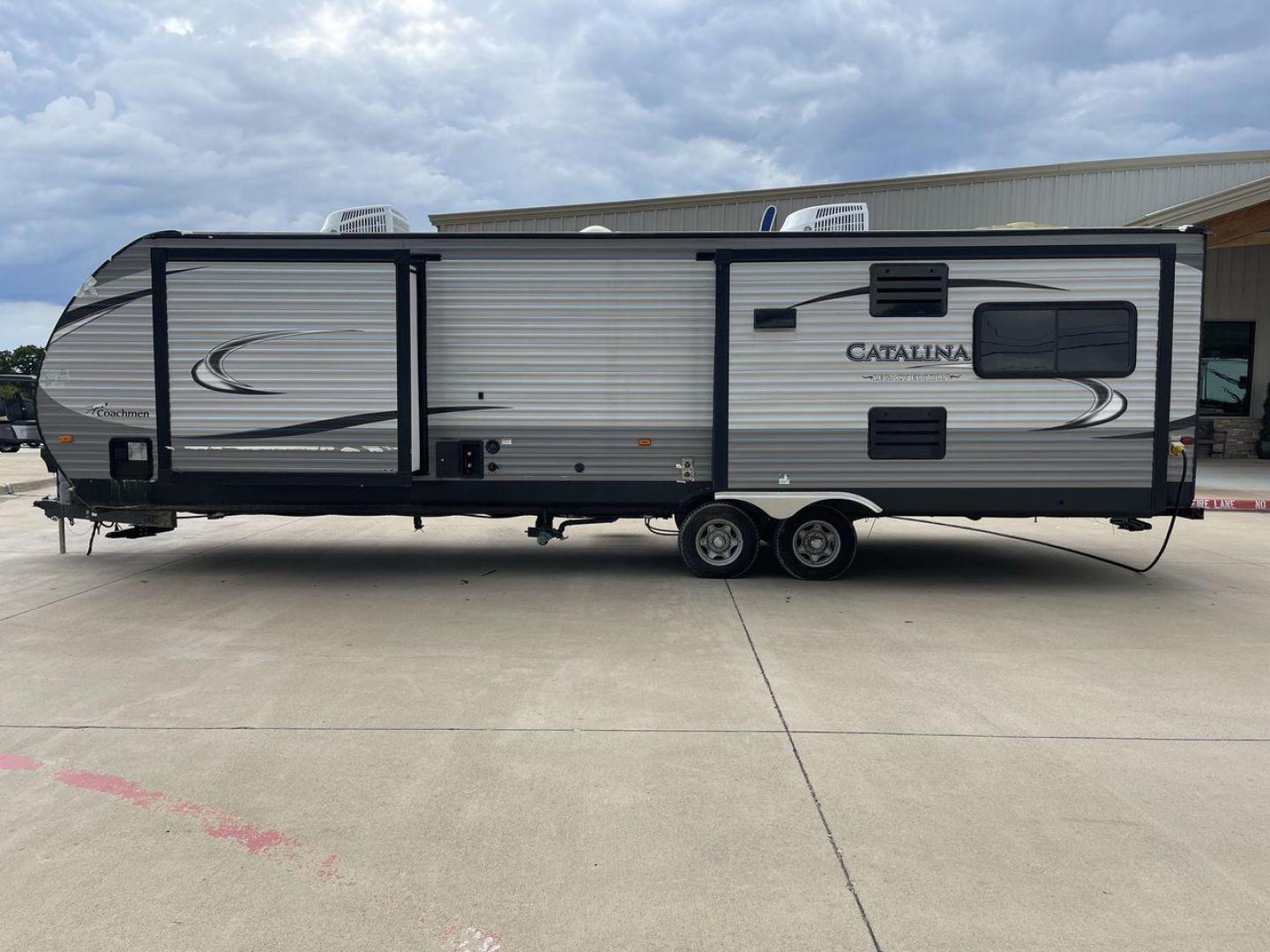 2017 GRAY CATALINA 333RETS (5ZT2CAYBXHT) , Length: 35.83 ft. | Dry Weight: 7,941 lbs. | Gross Weight: 10,500 lbs. | Slides: 3 transmission, located at 4319 N Main Street, Cleburne, TX, 76033, (817) 221-0660, 32.435829, -97.384178 - This 2017 Coachmen Catalina 333RETS travel trailer measures 35.83 feet. There are two axles with steel wheels and electric drum brakes. Its dry weight is 7,941 lbs, its payload 2,559 lbs, its hitch 1,050 lbs, and the GVWR 10,500 lbs. The aluminum walls are painted light gray with gray graphics. The - Photo#23