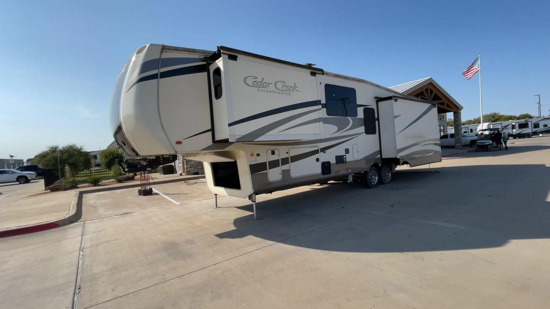 2017 CEDAR CREEK 38ERK - (4X4FCRP23HS) , Length: 41.5 ft. | Dry Weight: 14,165 lbs. | Gross Weight: 18,000 lbs. | Slides: 4 transmission, located at 4319 N Main Street, Cleburne, TX, 76033, (817) 221-0660, 32.435829, -97.384178 - Photo#5