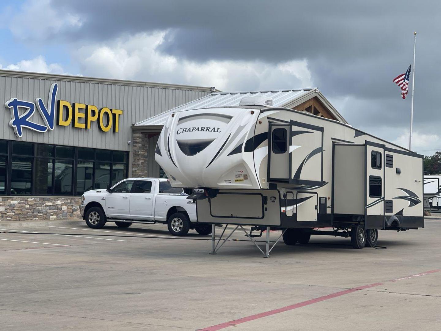 2017 COACHMEN CHAPARRAL 360IBL (5ZT3CH1B0HA) , Length: 39.67 ft. | Dry Weight: 11,449 lbs. | Gross Weight: 14,000 lbs. | Slides: 4 transmission, located at 4319 N Main Street, Cleburne, TX, 76033, (817) 221-0660, 32.435829, -97.384178 - With a length of 39.67 ft., the 2017 Coachmen Chaparral 360IBL is a luxurious and spacious fifth-wheel RV, ideal for families or groups looking for comfort and convenience while on the road. The exterior is sleek with a beige and black color scheme, accented by clean, modern graphics. The RV has a f - Photo#0