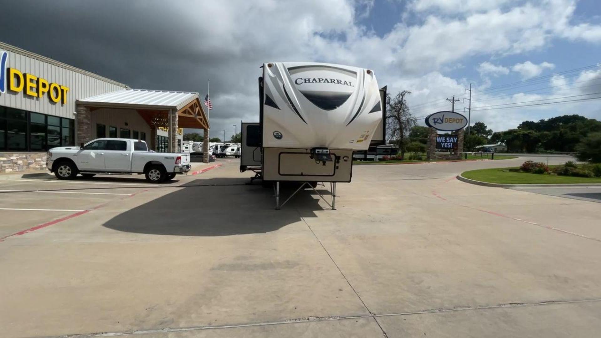 2017 COACHMEN CHAPARRAL 360IBL (5ZT3CH1B0HA) , Length: 39.67 ft. | Dry Weight: 11,449 lbs. | Gross Weight: 14,000 lbs. | Slides: 4 transmission, located at 4319 N Main Street, Cleburne, TX, 76033, (817) 221-0660, 32.435829, -97.384178 - With a length of 39.67 ft., the 2017 Coachmen Chaparral 360IBL is a luxurious and spacious fifth-wheel RV, ideal for families or groups looking for comfort and convenience while on the road. The exterior is sleek with a beige and black color scheme, accented by clean, modern graphics. The RV has a f - Photo#4