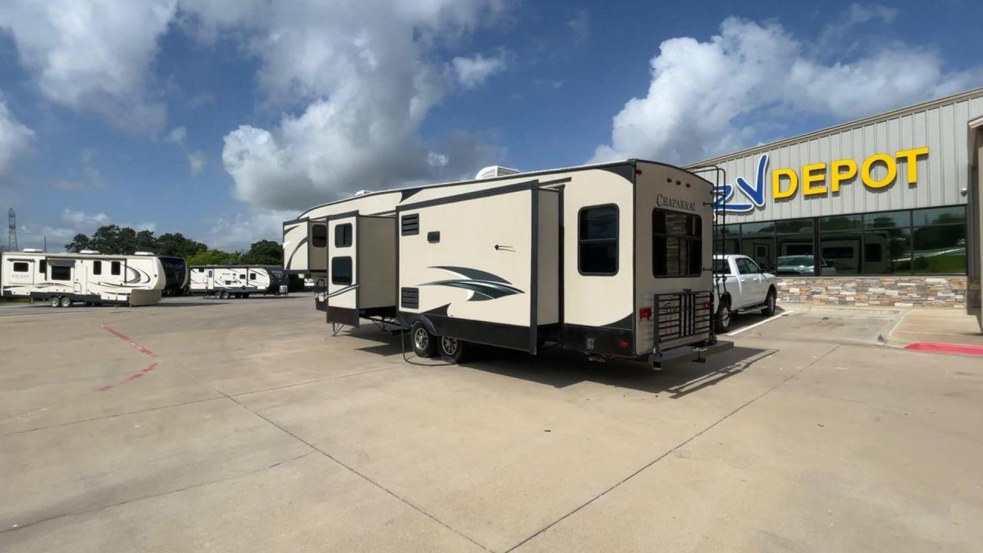 2017 COACHMEN CHAPARRAL 360IBL (5ZT3CH1B0HA) , Length: 39.67 ft. | Dry Weight: 11,449 lbs. | Gross Weight: 14,000 lbs. | Slides: 4 transmission, located at 4319 N Main Street, Cleburne, TX, 76033, (817) 221-0660, 32.435829, -97.384178 - With a length of 39.67 ft., the 2017 Coachmen Chaparral 360IBL is a luxurious and spacious fifth-wheel RV, ideal for families or groups looking for comfort and convenience while on the road. The exterior is sleek with a beige and black color scheme, accented by clean, modern graphics. The RV has a f - Photo#7