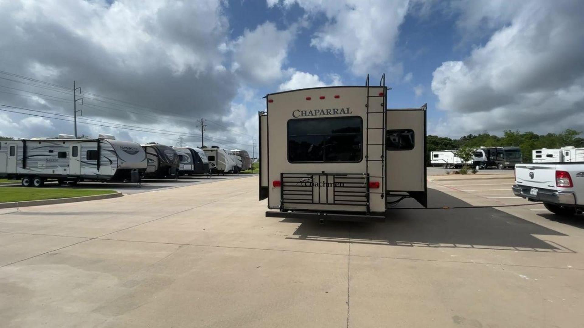 2017 COACHMEN CHAPARRAL 360IBL (5ZT3CH1B0HA) , Length: 39.67 ft. | Dry Weight: 11,449 lbs. | Gross Weight: 14,000 lbs. | Slides: 4 transmission, located at 4319 N Main Street, Cleburne, TX, 76033, (817) 221-0660, 32.435829, -97.384178 - With a length of 39.67 ft., the 2017 Coachmen Chaparral 360IBL is a luxurious and spacious fifth-wheel RV, ideal for families or groups looking for comfort and convenience while on the road. The exterior is sleek with a beige and black color scheme, accented by clean, modern graphics. The RV has a f - Photo#8