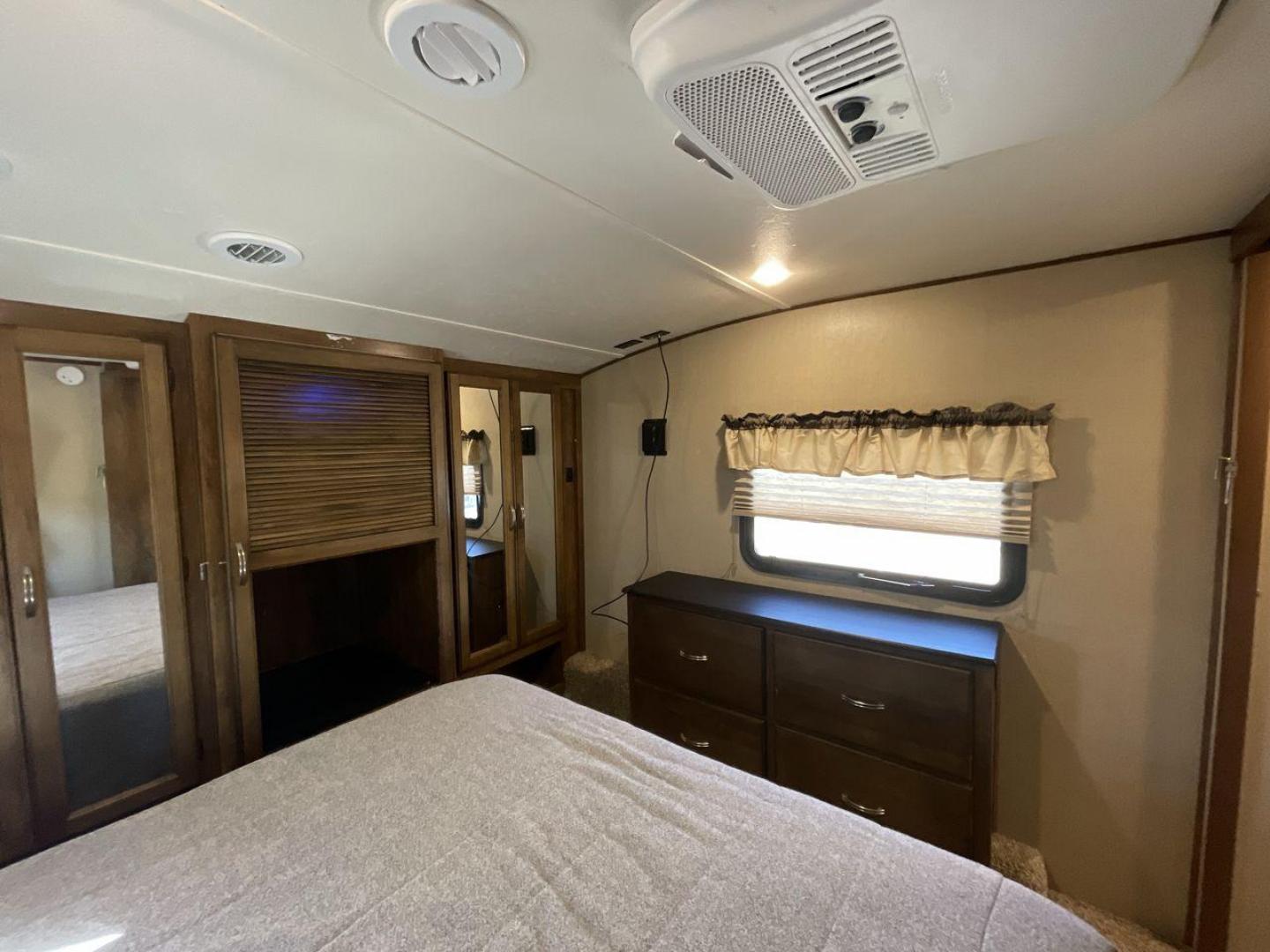 2017 COACHMEN CHAPARRAL 360IBL (5ZT3CH1B0HA) , Length: 39.67 ft. | Dry Weight: 11,449 lbs. | Gross Weight: 14,000 lbs. | Slides: 4 transmission, located at 4319 N Main Street, Cleburne, TX, 76033, (817) 221-0660, 32.435829, -97.384178 - With a length of 39.67 ft., the 2017 Coachmen Chaparral 360IBL is a luxurious and spacious fifth-wheel RV, ideal for families or groups looking for comfort and convenience while on the road. The exterior is sleek with a beige and black color scheme, accented by clean, modern graphics. The RV has a f - Photo#18