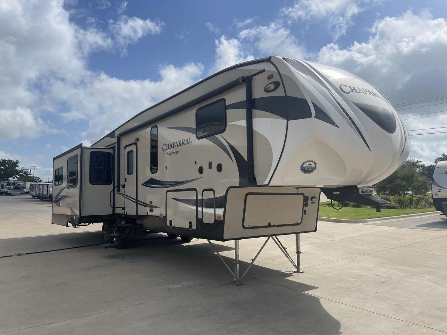 2017 COACHMEN CHAPARRAL 360IBL (5ZT3CH1B0HA) , Length: 39.67 ft. | Dry Weight: 11,449 lbs. | Gross Weight: 14,000 lbs. | Slides: 4 transmission, located at 4319 N Main Street, Cleburne, TX, 76033, (817) 221-0660, 32.435829, -97.384178 - With a length of 39.67 ft., the 2017 Coachmen Chaparral 360IBL is a luxurious and spacious fifth-wheel RV, ideal for families or groups looking for comfort and convenience while on the road. The exterior is sleek with a beige and black color scheme, accented by clean, modern graphics. The RV has a f - Photo#23