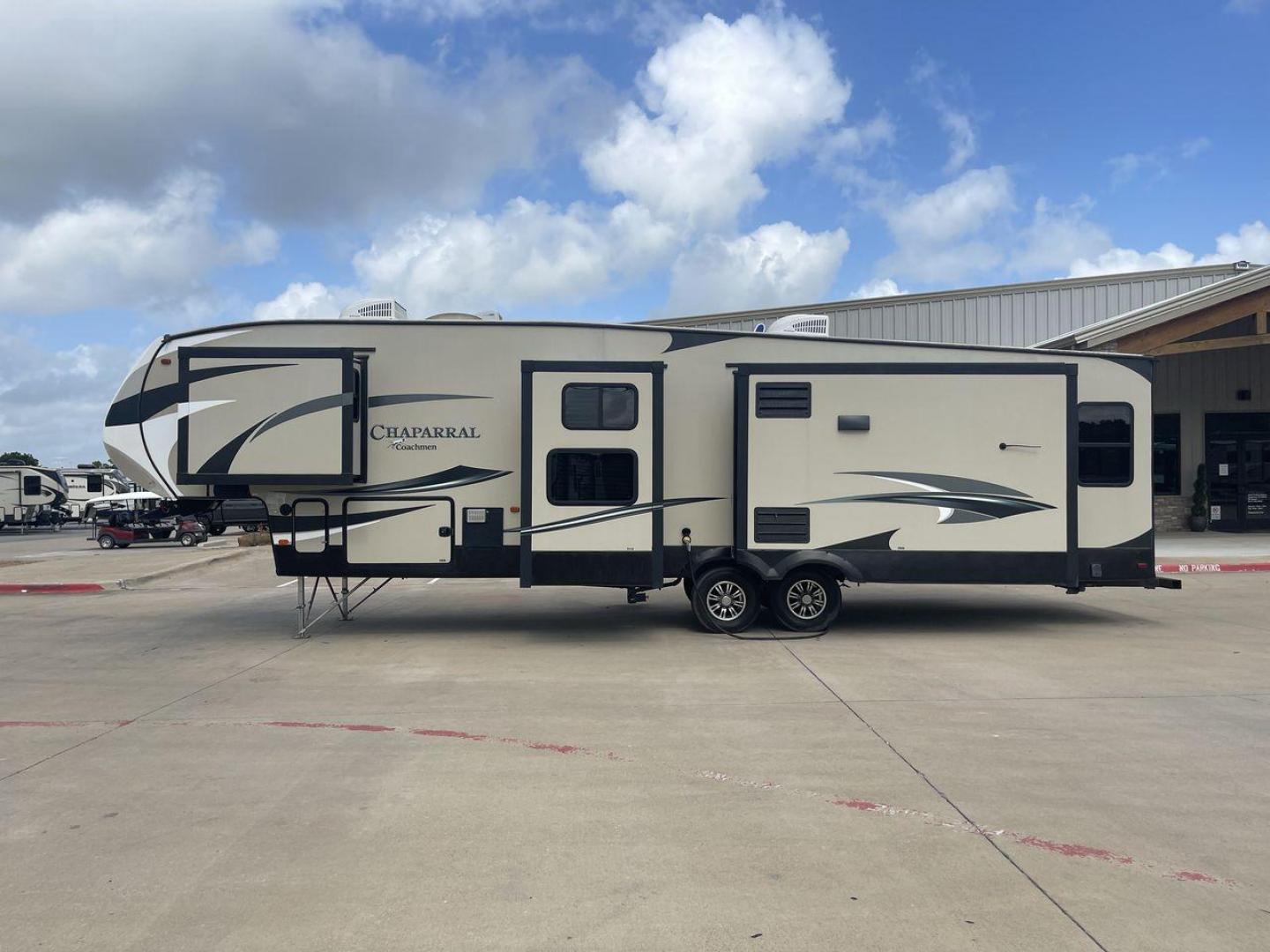 2017 COACHMEN CHAPARRAL 360IBL (5ZT3CH1B0HA) , Length: 39.67 ft. | Dry Weight: 11,449 lbs. | Gross Weight: 14,000 lbs. | Slides: 4 transmission, located at 4319 N Main Street, Cleburne, TX, 76033, (817) 221-0660, 32.435829, -97.384178 - With a length of 39.67 ft., the 2017 Coachmen Chaparral 360IBL is a luxurious and spacious fifth-wheel RV, ideal for families or groups looking for comfort and convenience while on the road. The exterior is sleek with a beige and black color scheme, accented by clean, modern graphics. The RV has a f - Photo#24