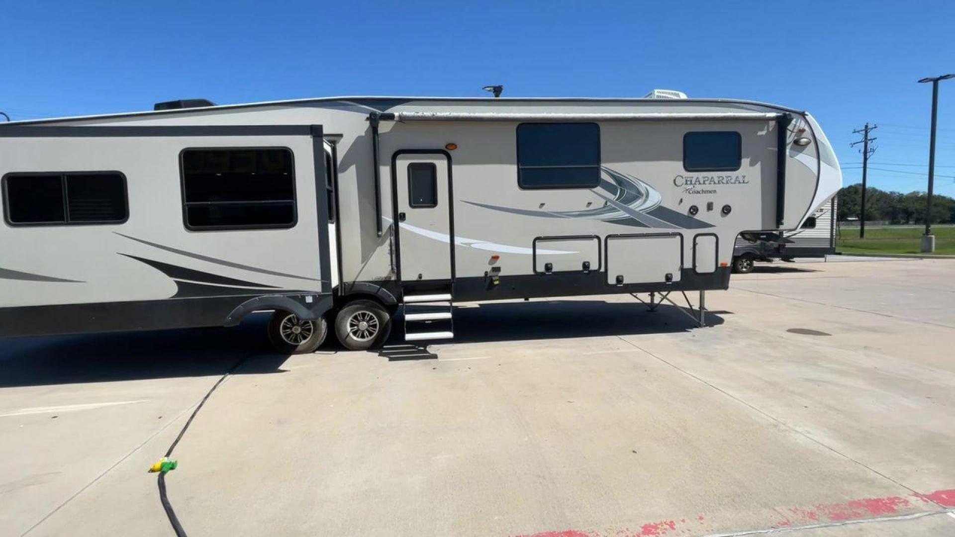 2017 COACHMEN CHAPARRAL 392MBL (5ZT3CH4B0HA) , Length: 41.75 ft. | Dry Weight: 12,520 lbs. | Gross Weight: 14,500 lbs. | Slides: 4 transmission, located at 4319 N Main Street, Cleburne, TX, 76033, (817) 221-0660, 32.435829, -97.384178 - The 2017 Coachmen Chaparral 392MBL is a luxurious and spacious fifth-wheel trailer, ideal for extended trips and family vacations. The exterior has a clean, modern look, featuring beige and gray tones with sleek graphics. The hitch ensures stability during towing, and the four slides provide extensi - Photo#2