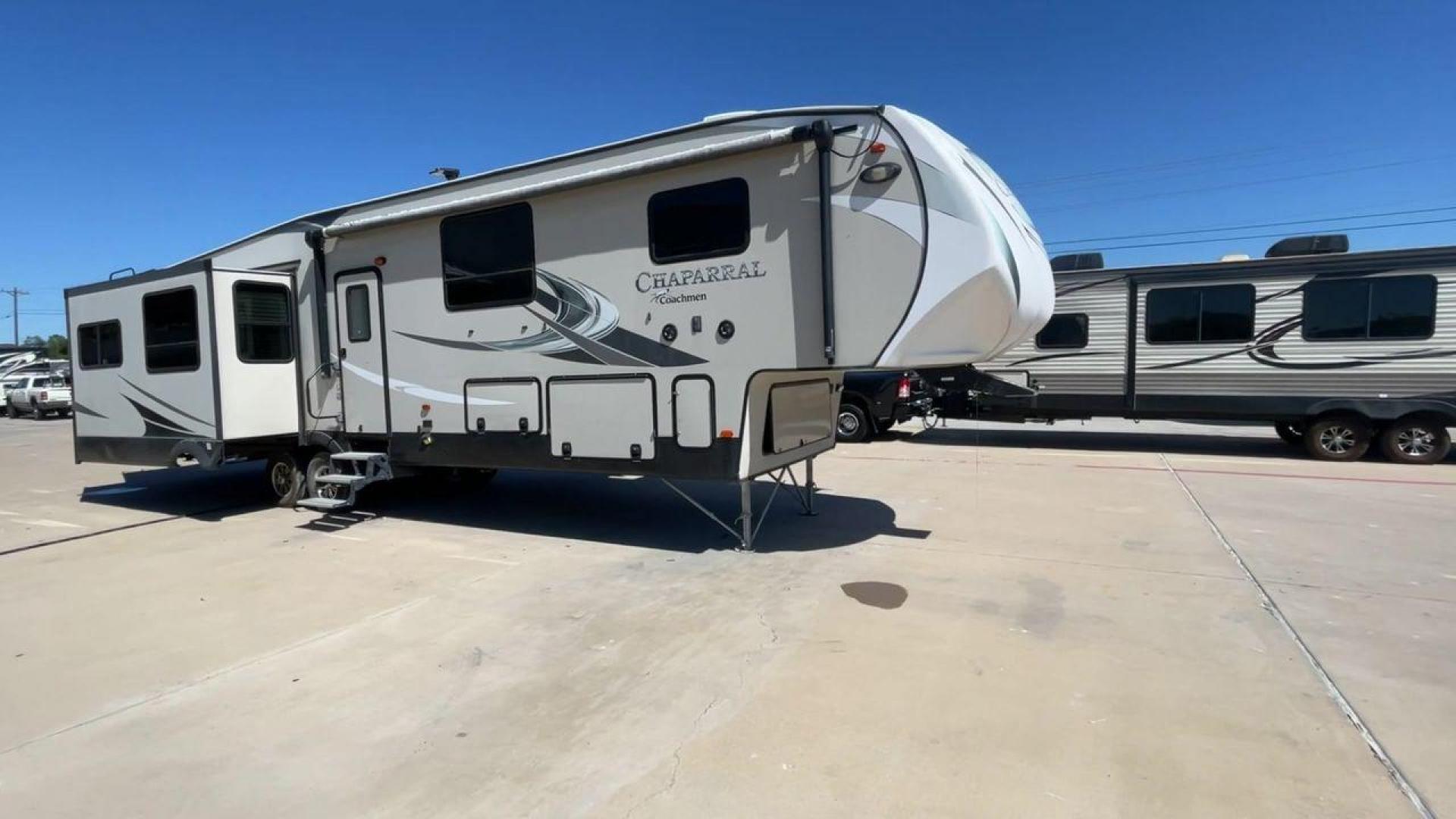 2017 COACHMEN CHAPARRAL 392MBL (5ZT3CH4B0HA) , Length: 41.75 ft. | Dry Weight: 12,520 lbs. | Gross Weight: 14,500 lbs. | Slides: 4 transmission, located at 4319 N Main Street, Cleburne, TX, 76033, (817) 221-0660, 32.435829, -97.384178 - The 2017 Coachmen Chaparral 392MBL is a luxurious and spacious fifth-wheel trailer, ideal for extended trips and family vacations. The exterior has a clean, modern look, featuring beige and gray tones with sleek graphics. The hitch ensures stability during towing, and the four slides provide extensi - Photo#3