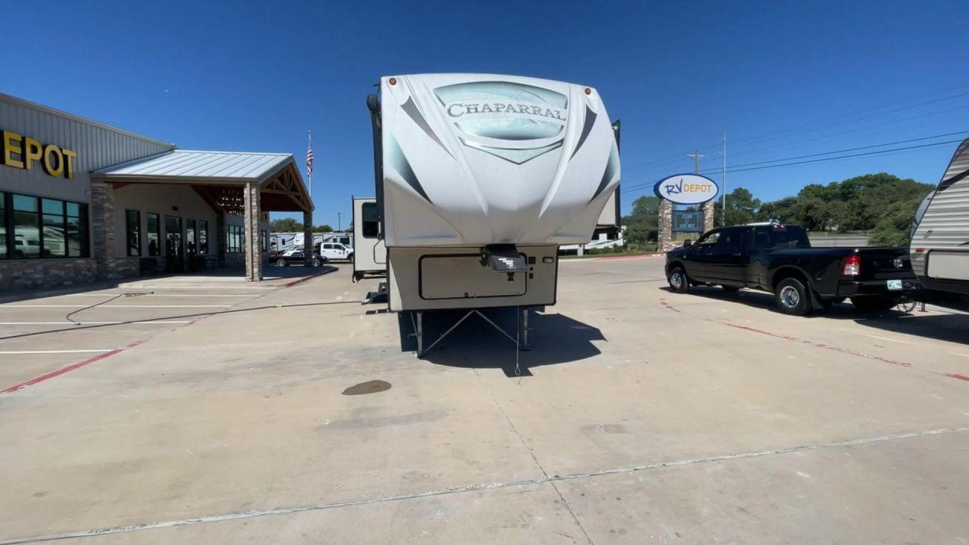 2017 COACHMEN CHAPARRAL 392MBL (5ZT3CH4B0HA) , Length: 41.75 ft. | Dry Weight: 12,520 lbs. | Gross Weight: 14,500 lbs. | Slides: 4 transmission, located at 4319 N Main Street, Cleburne, TX, 76033, (817) 221-0660, 32.435829, -97.384178 - The 2017 Coachmen Chaparral 392MBL is a luxurious and spacious fifth-wheel trailer, ideal for extended trips and family vacations. The exterior has a clean, modern look, featuring beige and gray tones with sleek graphics. The hitch ensures stability during towing, and the four slides provide extensi - Photo#4