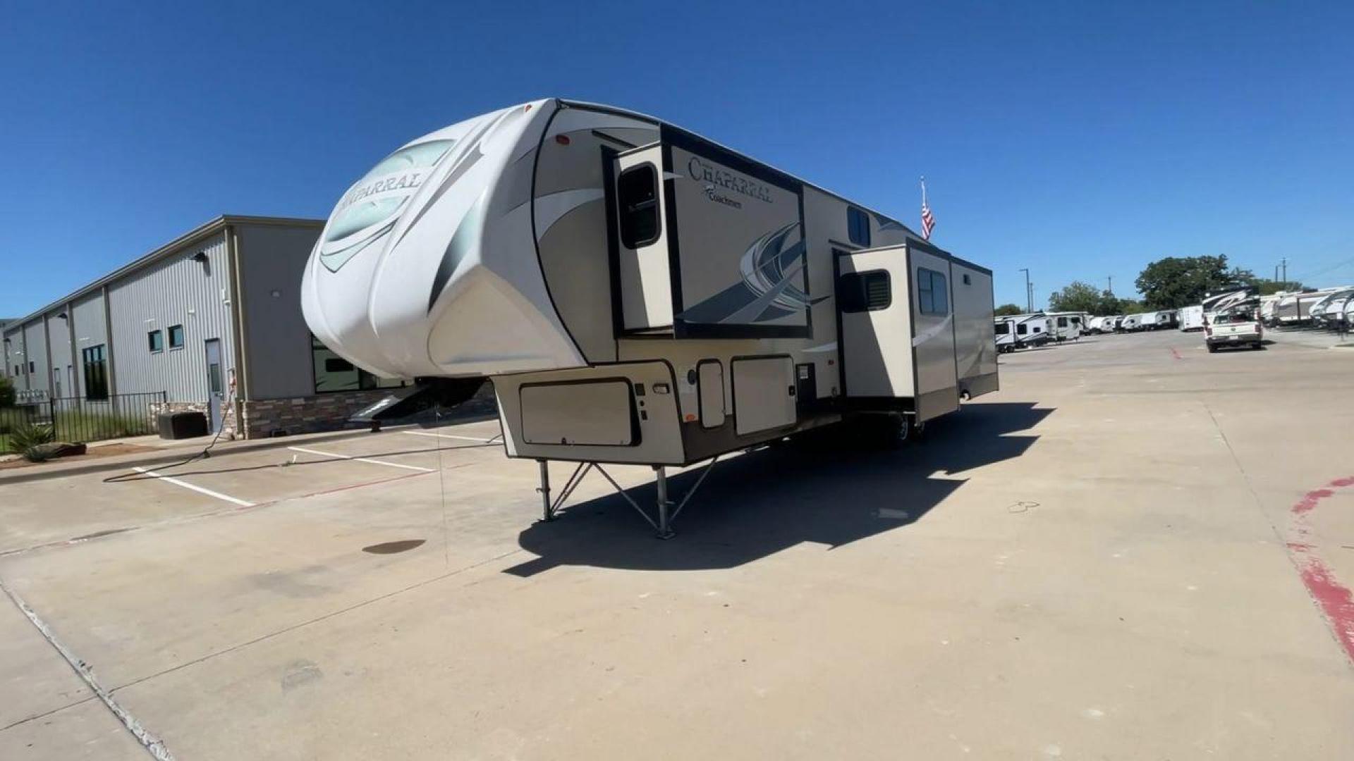 2017 COACHMEN CHAPARRAL 392MBL (5ZT3CH4B0HA) , Length: 41.75 ft. | Dry Weight: 12,520 lbs. | Gross Weight: 14,500 lbs. | Slides: 4 transmission, located at 4319 N Main Street, Cleburne, TX, 76033, (817) 221-0660, 32.435829, -97.384178 - The 2017 Coachmen Chaparral 392MBL is a luxurious and spacious fifth-wheel trailer, ideal for extended trips and family vacations. The exterior has a clean, modern look, featuring beige and gray tones with sleek graphics. The hitch ensures stability during towing, and the four slides provide extensi - Photo#5