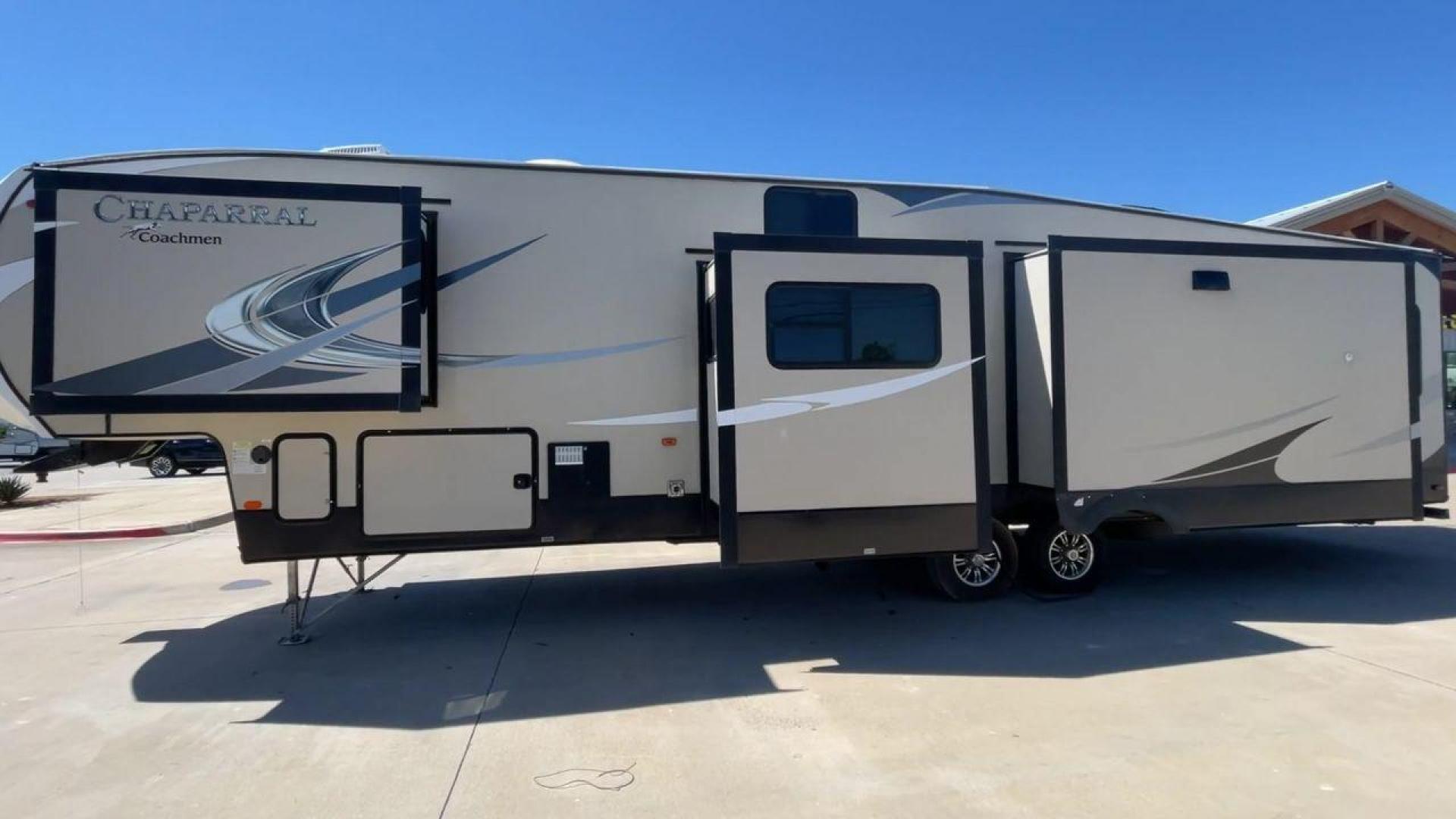 2017 COACHMEN CHAPARRAL 392MBL (5ZT3CH4B0HA) , Length: 41.75 ft. | Dry Weight: 12,520 lbs. | Gross Weight: 14,500 lbs. | Slides: 4 transmission, located at 4319 N Main Street, Cleburne, TX, 76033, (817) 221-0660, 32.435829, -97.384178 - The 2017 Coachmen Chaparral 392MBL is a luxurious and spacious fifth-wheel trailer, ideal for extended trips and family vacations. The exterior has a clean, modern look, featuring beige and gray tones with sleek graphics. The hitch ensures stability during towing, and the four slides provide extensi - Photo#6