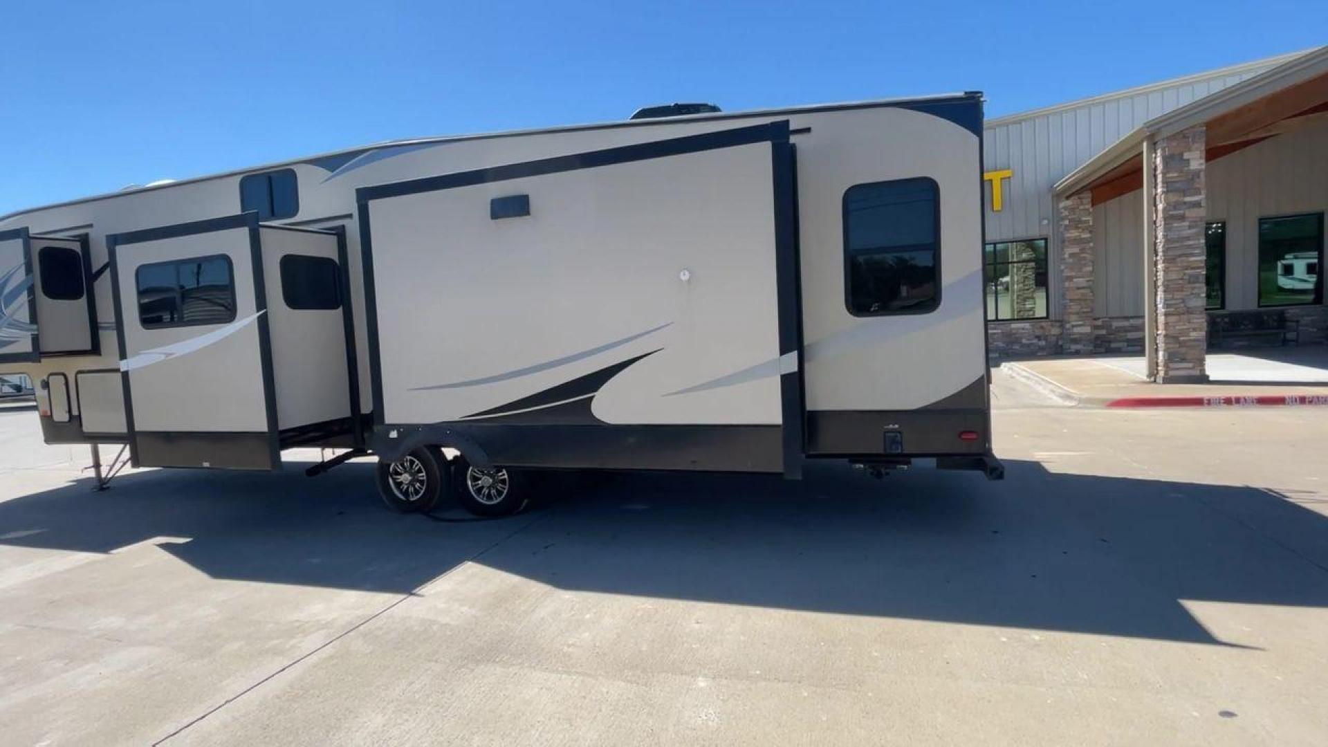 2017 COACHMEN CHAPARRAL 392MBL (5ZT3CH4B0HA) , Length: 41.75 ft. | Dry Weight: 12,520 lbs. | Gross Weight: 14,500 lbs. | Slides: 4 transmission, located at 4319 N Main Street, Cleburne, TX, 76033, (817) 221-0660, 32.435829, -97.384178 - The 2017 Coachmen Chaparral 392MBL is a luxurious and spacious fifth-wheel trailer, ideal for extended trips and family vacations. The exterior has a clean, modern look, featuring beige and gray tones with sleek graphics. The hitch ensures stability during towing, and the four slides provide extensi - Photo#7