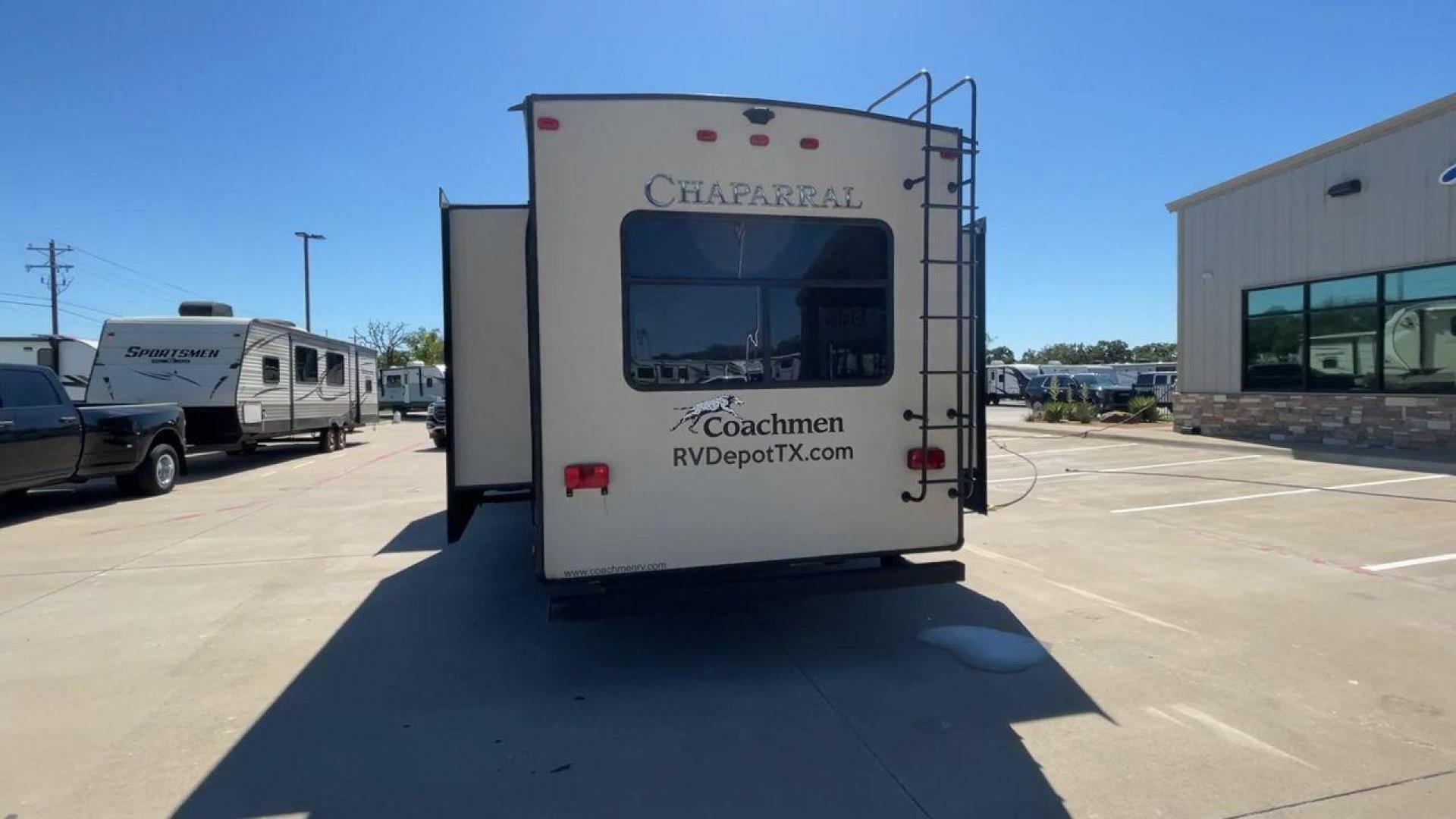 2017 COACHMEN CHAPARRAL 392MBL (5ZT3CH4B0HA) , Length: 41.75 ft. | Dry Weight: 12,520 lbs. | Gross Weight: 14,500 lbs. | Slides: 4 transmission, located at 4319 N Main Street, Cleburne, TX, 76033, (817) 221-0660, 32.435829, -97.384178 - The 2017 Coachmen Chaparral 392MBL is a luxurious and spacious fifth-wheel trailer, ideal for extended trips and family vacations. The exterior has a clean, modern look, featuring beige and gray tones with sleek graphics. The hitch ensures stability during towing, and the four slides provide extensi - Photo#8