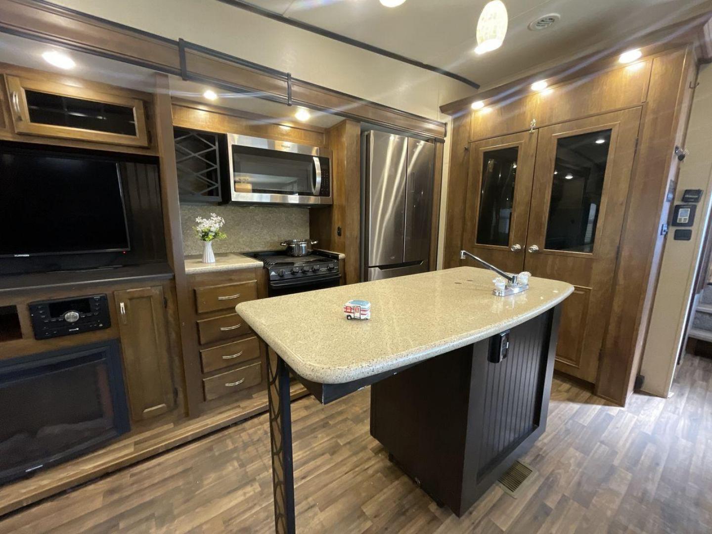 2017 COACHMEN CHAPARRAL 392MBL (5ZT3CH4B0HA) , Length: 41.75 ft. | Dry Weight: 12,520 lbs. | Gross Weight: 14,500 lbs. | Slides: 4 transmission, located at 4319 N Main Street, Cleburne, TX, 76033, (817) 221-0660, 32.435829, -97.384178 - The 2017 Coachmen Chaparral 392MBL is a luxurious and spacious fifth-wheel trailer, ideal for extended trips and family vacations. The exterior has a clean, modern look, featuring beige and gray tones with sleek graphics. The hitch ensures stability during towing, and the four slides provide extensi - Photo#10