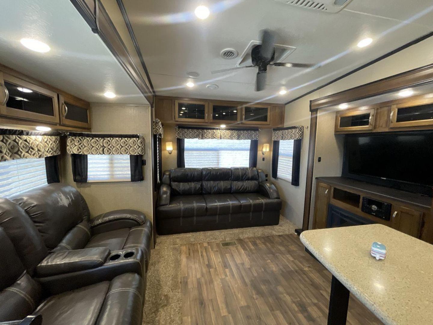 2017 COACHMEN CHAPARRAL 392MBL (5ZT3CH4B0HA) , Length: 41.75 ft. | Dry Weight: 12,520 lbs. | Gross Weight: 14,500 lbs. | Slides: 4 transmission, located at 4319 N Main Street, Cleburne, TX, 76033, (817) 221-0660, 32.435829, -97.384178 - The 2017 Coachmen Chaparral 392MBL is a luxurious and spacious fifth-wheel trailer, ideal for extended trips and family vacations. The exterior has a clean, modern look, featuring beige and gray tones with sleek graphics. The hitch ensures stability during towing, and the four slides provide extensi - Photo#11