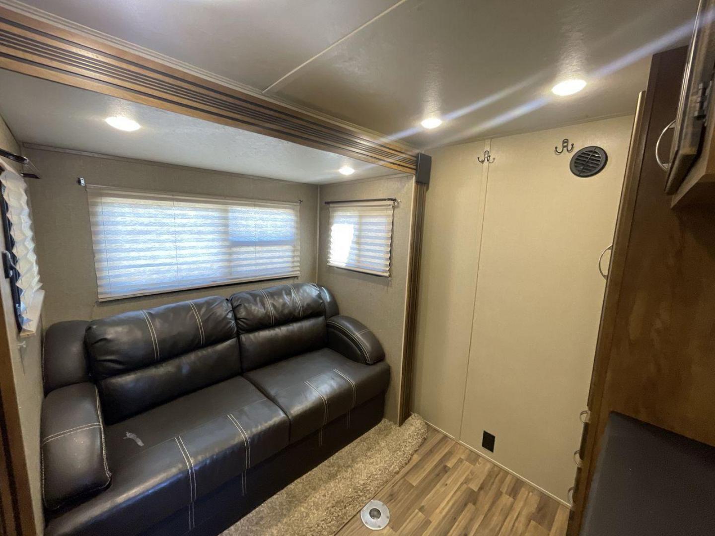 2017 COACHMEN CHAPARRAL 392MBL (5ZT3CH4B0HA) , Length: 41.75 ft. | Dry Weight: 12,520 lbs. | Gross Weight: 14,500 lbs. | Slides: 4 transmission, located at 4319 N Main Street, Cleburne, TX, 76033, (817) 221-0660, 32.435829, -97.384178 - The 2017 Coachmen Chaparral 392MBL is a luxurious and spacious fifth-wheel trailer, ideal for extended trips and family vacations. The exterior has a clean, modern look, featuring beige and gray tones with sleek graphics. The hitch ensures stability during towing, and the four slides provide extensi - Photo#19