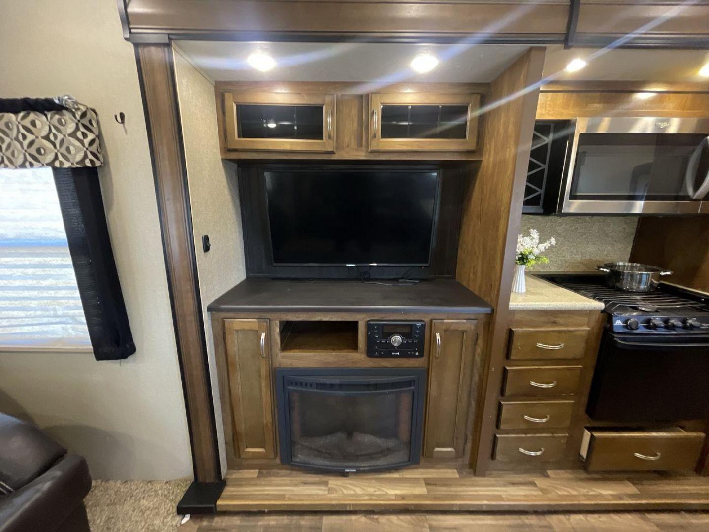 2017 COACHMEN CHAPARRAL 392MBL (5ZT3CH4B0HA) , Length: 41.75 ft. | Dry Weight: 12,520 lbs. | Gross Weight: 14,500 lbs. | Slides: 4 transmission, located at 4319 N Main Street, Cleburne, TX, 76033, (817) 221-0660, 32.435829, -97.384178 - The 2017 Coachmen Chaparral 392MBL is a luxurious and spacious fifth-wheel trailer, ideal for extended trips and family vacations. The exterior has a clean, modern look, featuring beige and gray tones with sleek graphics. The hitch ensures stability during towing, and the four slides provide extensi - Photo#20