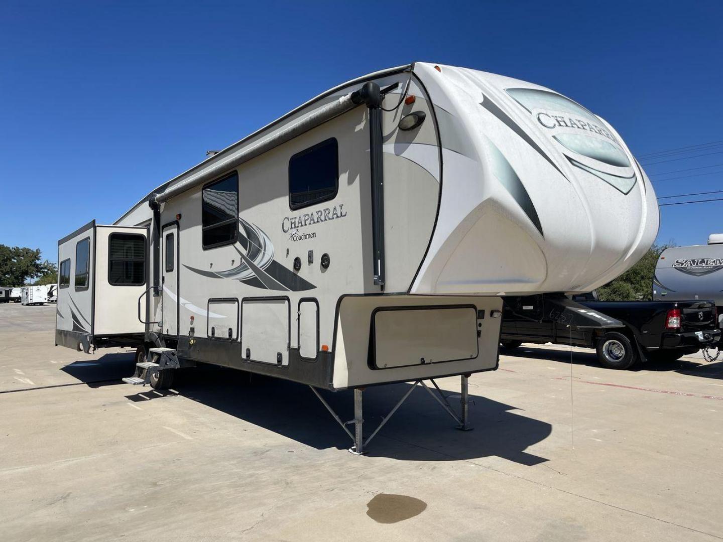 2017 COACHMEN CHAPARRAL 392MBL (5ZT3CH4B0HA) , Length: 41.75 ft. | Dry Weight: 12,520 lbs. | Gross Weight: 14,500 lbs. | Slides: 4 transmission, located at 4319 N Main Street, Cleburne, TX, 76033, (817) 221-0660, 32.435829, -97.384178 - The 2017 Coachmen Chaparral 392MBL is a luxurious and spacious fifth-wheel trailer, ideal for extended trips and family vacations. The exterior has a clean, modern look, featuring beige and gray tones with sleek graphics. The hitch ensures stability during towing, and the four slides provide extensi - Photo#23