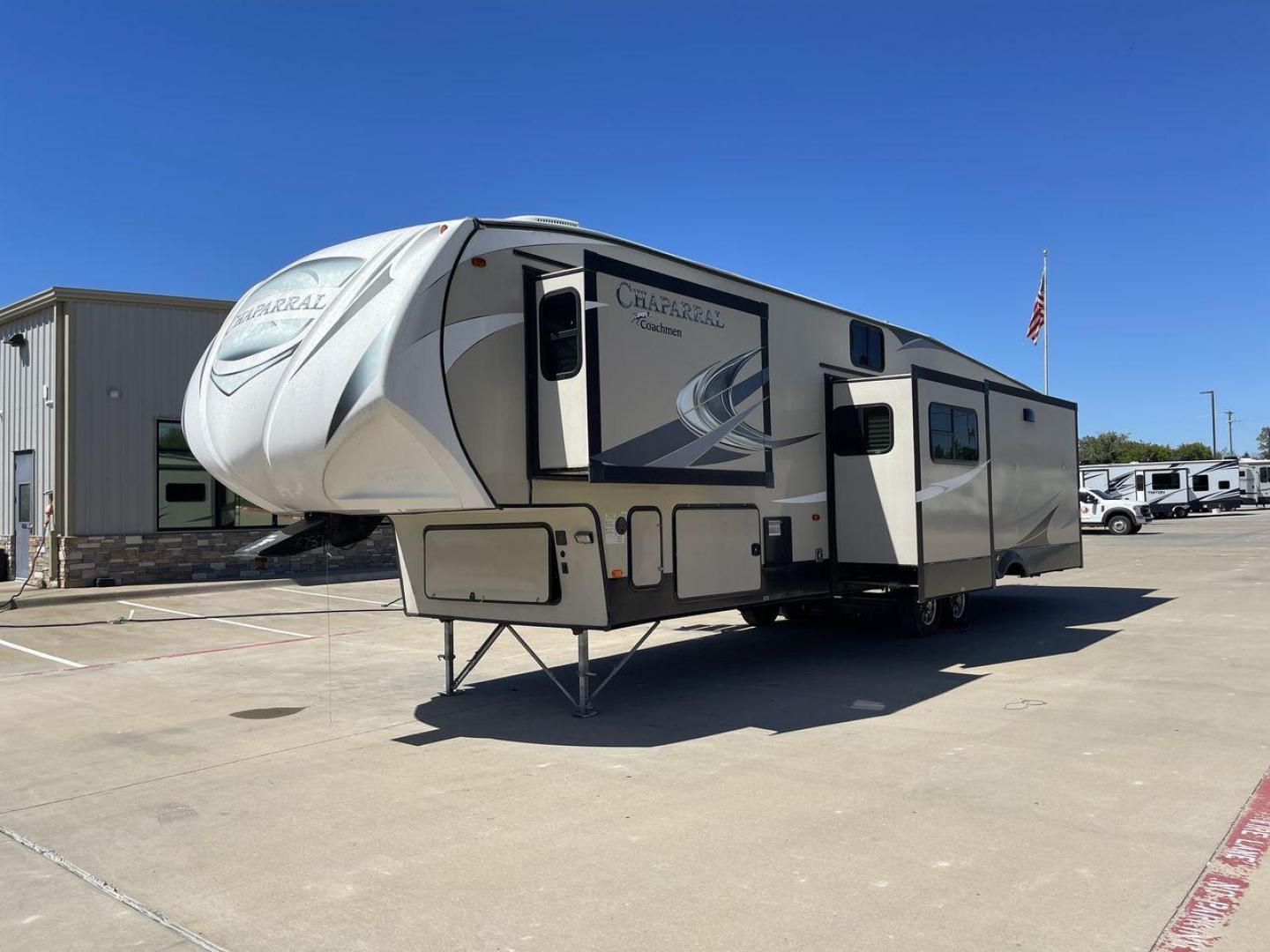 2017 COACHMEN CHAPARRAL 392MBL (5ZT3CH4B0HA) , Length: 41.75 ft. | Dry Weight: 12,520 lbs. | Gross Weight: 14,500 lbs. | Slides: 4 transmission, located at 4319 N Main Street, Cleburne, TX, 76033, (817) 221-0660, 32.435829, -97.384178 - The 2017 Coachmen Chaparral 392MBL is a luxurious and spacious fifth-wheel trailer, ideal for extended trips and family vacations. The exterior has a clean, modern look, featuring beige and gray tones with sleek graphics. The hitch ensures stability during towing, and the four slides provide extensi - Photo#24