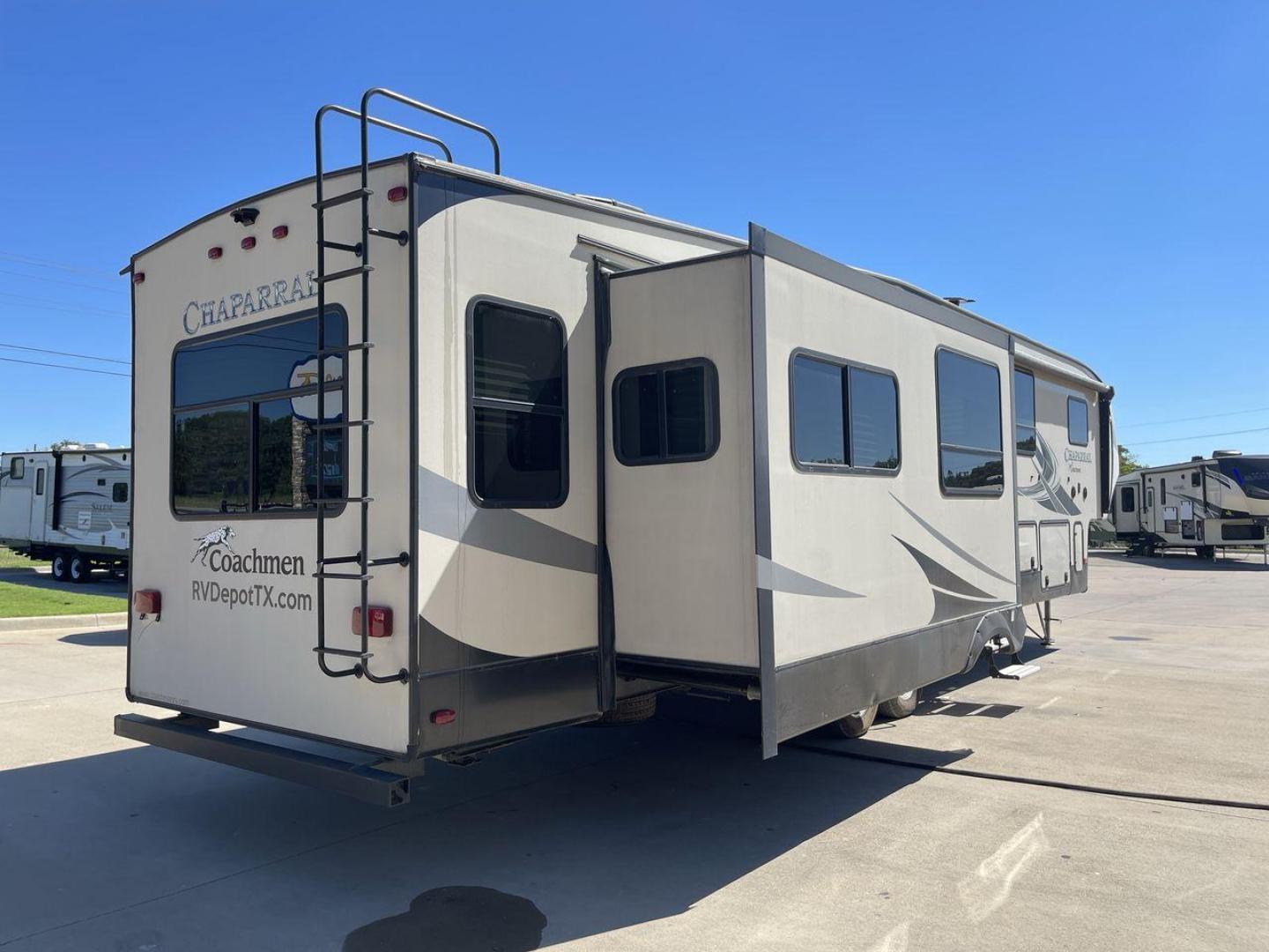 2017 COACHMEN CHAPARRAL 392MBL (5ZT3CH4B0HA) , Length: 41.75 ft. | Dry Weight: 12,520 lbs. | Gross Weight: 14,500 lbs. | Slides: 4 transmission, located at 4319 N Main Street, Cleburne, TX, 76033, (817) 221-0660, 32.435829, -97.384178 - The 2017 Coachmen Chaparral 392MBL is a luxurious and spacious fifth-wheel trailer, ideal for extended trips and family vacations. The exterior has a clean, modern look, featuring beige and gray tones with sleek graphics. The hitch ensures stability during towing, and the four slides provide extensi - Photo#25