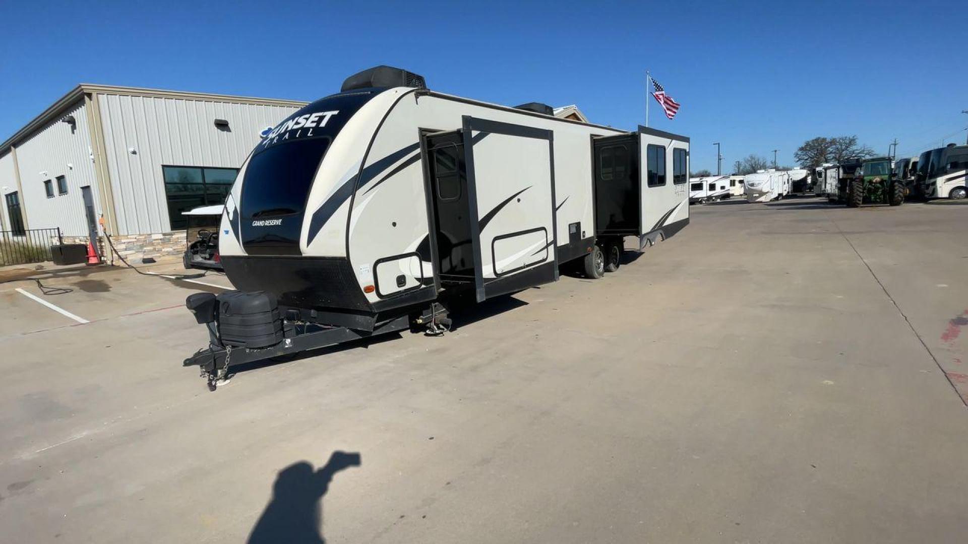 2017 TAN CROSSROADS RV SUNSET TRAIL 33SI (4YDT33S27H5) , Length: 37 ft. | Dry Weight: 7,554 lbs. | Gross Weight: 9,895 lbs. | Slides: 3 transmission, located at 4319 N Main Street, Cleburne, TX, 76033, (817) 221-0660, 32.435829, -97.384178 - Photo#5