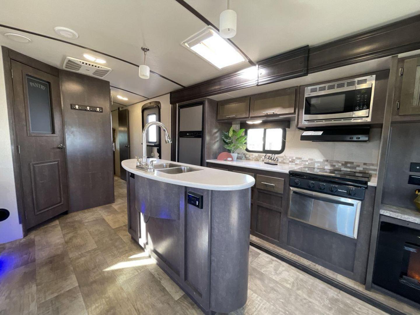 2017 TAN CROSSROADS RV SUNSET TRAIL 33SI (4YDT33S27H5) , Length: 37 ft. | Dry Weight: 7,554 lbs. | Gross Weight: 9,895 lbs. | Slides: 3 transmission, located at 4319 N Main Street, Cleburne, TX, 76033, (817) 221-0660, 32.435829, -97.384178 - Photo#10