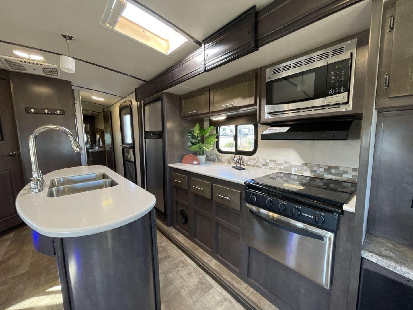 2017 TAN CROSSROADS RV SUNSET TRAIL 33SI (4YDT33S27H5) , Length: 37 ft. | Dry Weight: 7,554 lbs. | Gross Weight: 9,895 lbs. | Slides: 3 transmission, located at 4319 N Main Street, Cleburne, TX, 76033, (817) 221-0660, 32.435829, -97.384178 - Photo#19