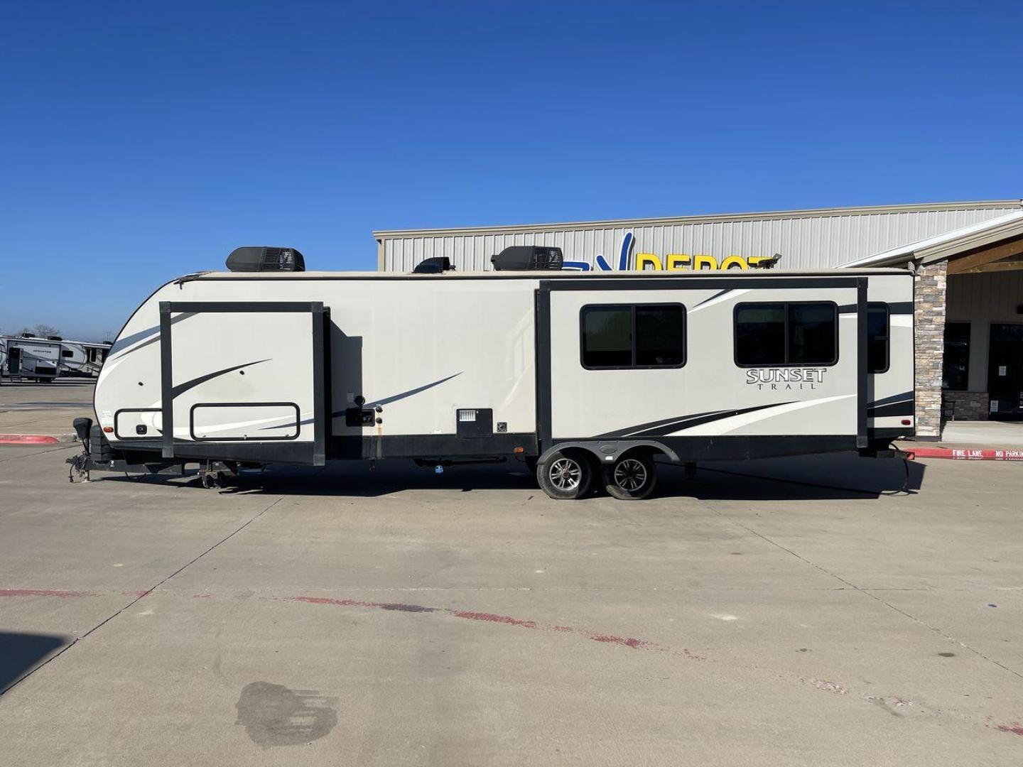 2017 TAN CROSSROADS RV SUNSET TRAIL 33SI (4YDT33S27H5) , Length: 37 ft. | Dry Weight: 7,554 lbs. | Gross Weight: 9,895 lbs. | Slides: 3 transmission, located at 4319 N Main Street, Cleburne, TX, 76033, (817) 221-0660, 32.435829, -97.384178 - Photo#24