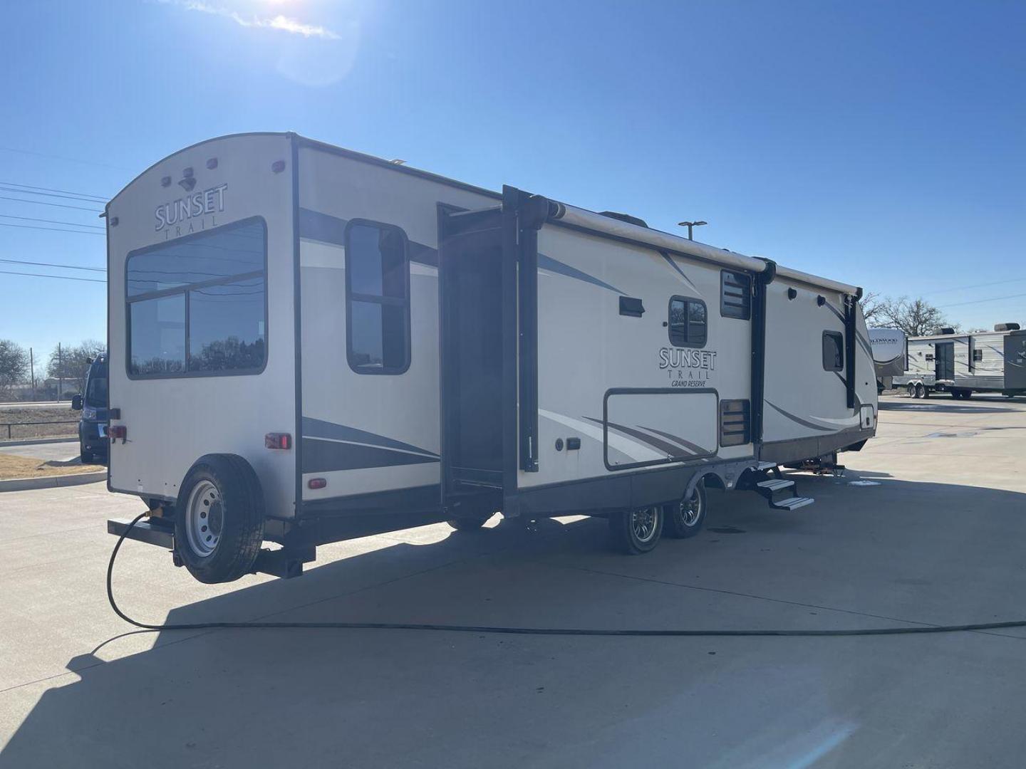 2017 TAN CROSSROADS RV SUNSET TRAIL 33SI (4YDT33S27H5) , Length: 37 ft. | Dry Weight: 7,554 lbs. | Gross Weight: 9,895 lbs. | Slides: 3 transmission, located at 4319 N Main Street, Cleburne, TX, 76033, (817) 221-0660, 32.435829, -97.384178 - Photo#25