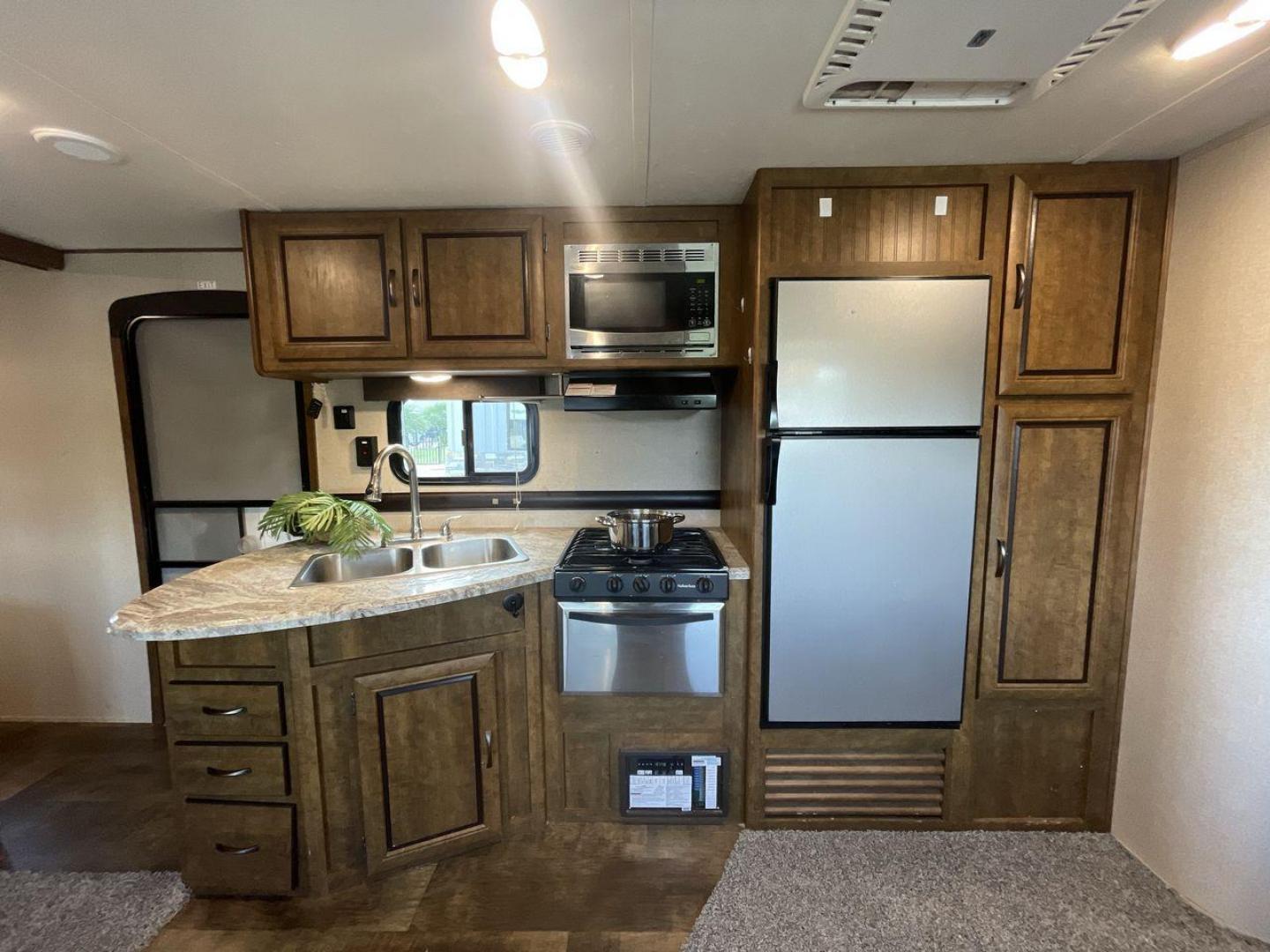 2017 CROSSROADS RV ZINGER 33SB (4V0TC3329HJ) , Length: 37.17 ft.| Dry Weight: 8,298 lbs. | Gross Weight: 9,900 lbs | Slides: 2 transmission, located at 4319 N Main Street, Cleburne, TX, 76033, (817) 221-0660, 32.435829, -97.384178 - The 2017 Crossroads RV Zinger 33SB offers the finest in family-friendly camping. This roomy travel trailer has a length of 37.17 feet and a dry weight of 8,298 pounds, providing plenty of room and comfort for your outdoor adventures. With a bunkhouse floor plan, the Zinger 33SB has two slides, provi - Photo#10