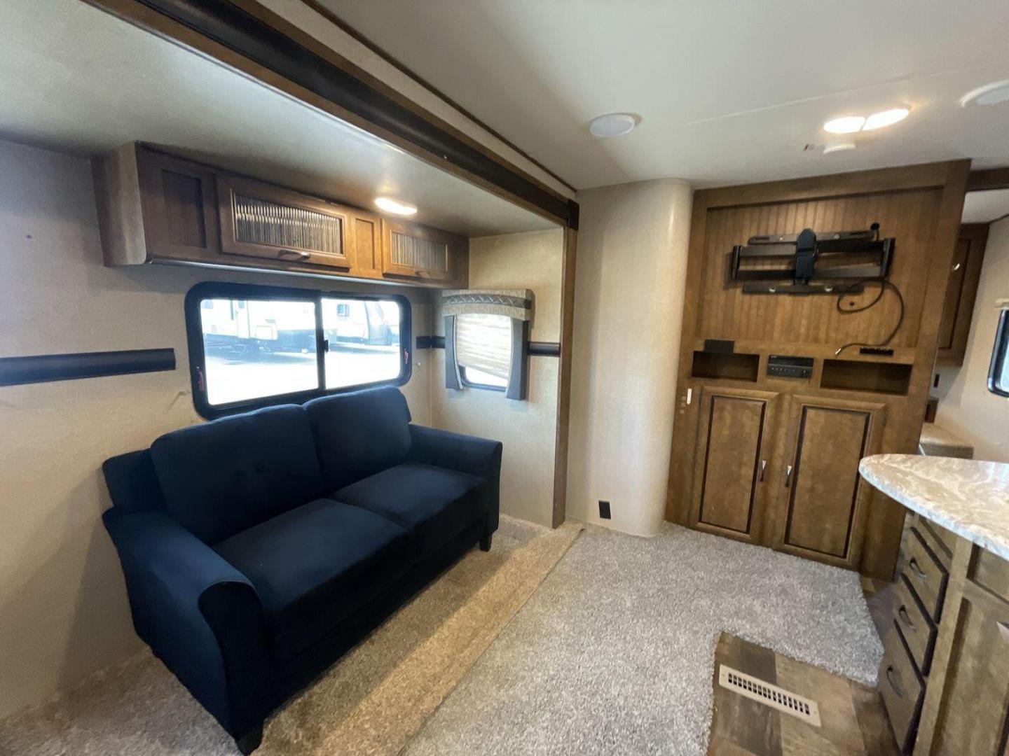 2017 CROSSROADS RV ZINGER 33SB (4V0TC3329HJ) , Length: 37.17 ft.| Dry Weight: 8,298 lbs. | Gross Weight: 9,900 lbs | Slides: 2 transmission, located at 4319 N Main Street, Cleburne, TX, 76033, (817) 221-0660, 32.435829, -97.384178 - The 2017 Crossroads RV Zinger 33SB offers the finest in family-friendly camping. This roomy travel trailer has a length of 37.17 feet and a dry weight of 8,298 pounds, providing plenty of room and comfort for your outdoor adventures. With a bunkhouse floor plan, the Zinger 33SB has two slides, provi - Photo#11