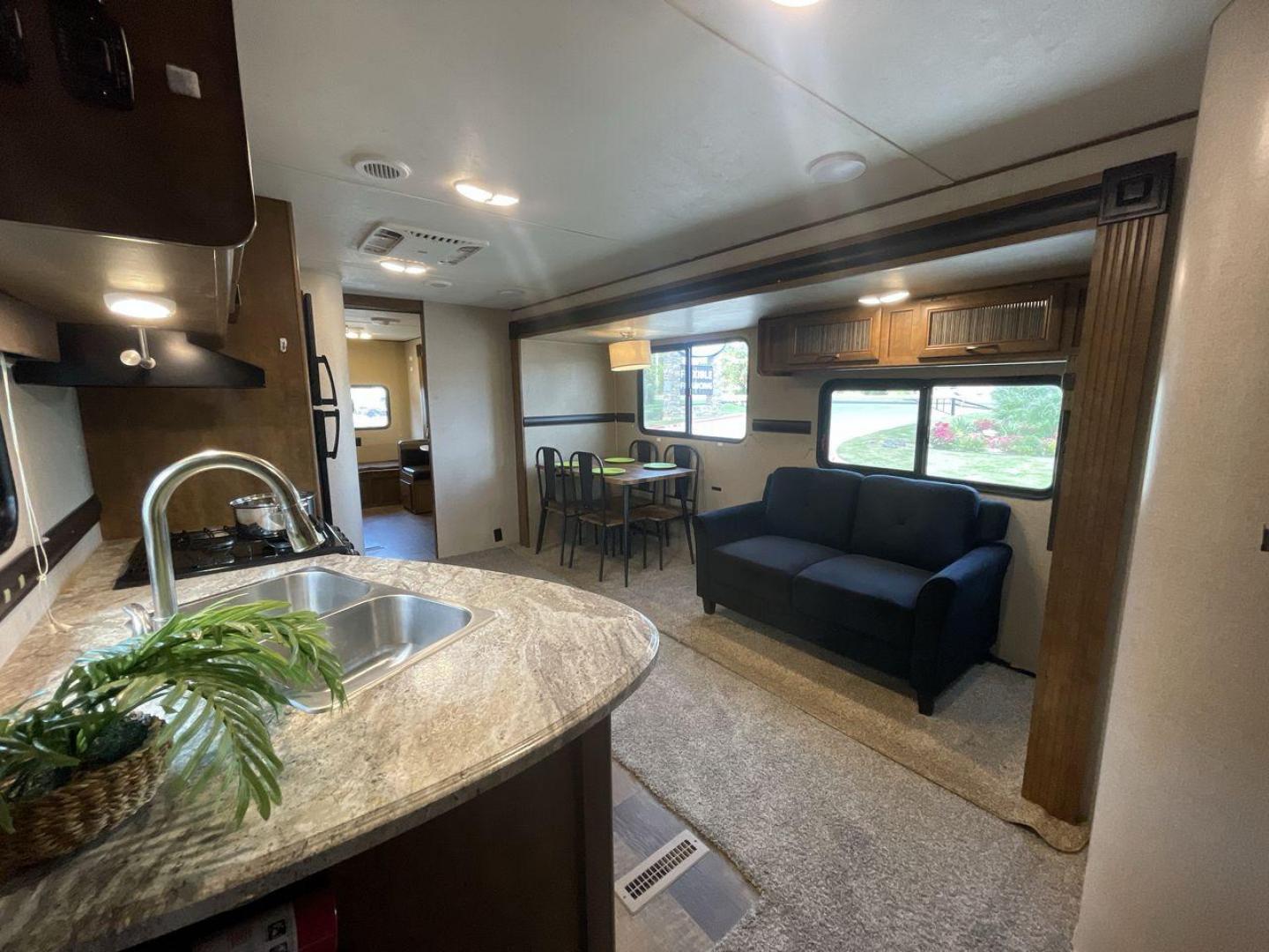 2017 CROSSROADS RV ZINGER 33SB (4V0TC3329HJ) , Length: 37.17 ft.| Dry Weight: 8,298 lbs. | Gross Weight: 9,900 lbs | Slides: 2 transmission, located at 4319 N Main Street, Cleburne, TX, 76033, (817) 221-0660, 32.435829, -97.384178 - The 2017 Crossroads RV Zinger 33SB offers the finest in family-friendly camping. This roomy travel trailer has a length of 37.17 feet and a dry weight of 8,298 pounds, providing plenty of room and comfort for your outdoor adventures. With a bunkhouse floor plan, the Zinger 33SB has two slides, provi - Photo#12