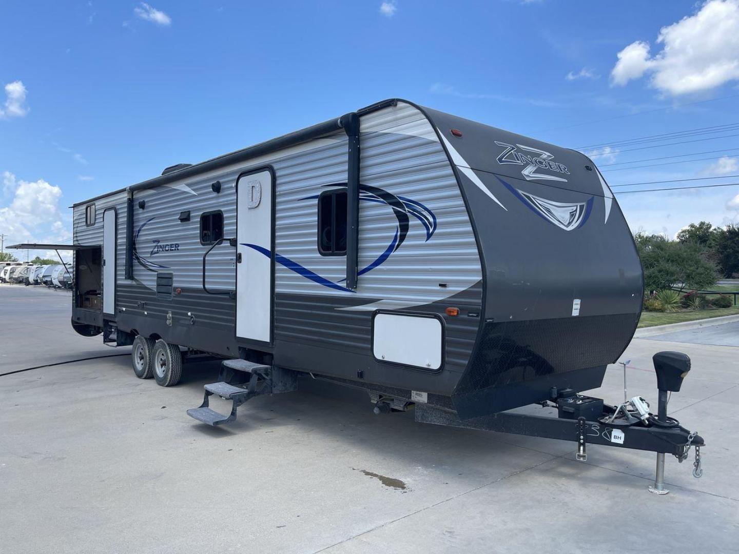 2017 CROSSROADS RV ZINGER 33SB (4V0TC3329HJ) , Length: 37.17 ft.| Dry Weight: 8,298 lbs. | Gross Weight: 9,900 lbs | Slides: 2 transmission, located at 4319 N Main Street, Cleburne, TX, 76033, (817) 221-0660, 32.435829, -97.384178 - The 2017 Crossroads RV Zinger 33SB offers the finest in family-friendly camping. This roomy travel trailer has a length of 37.17 feet and a dry weight of 8,298 pounds, providing plenty of room and comfort for your outdoor adventures. With a bunkhouse floor plan, the Zinger 33SB has two slides, provi - Photo#23