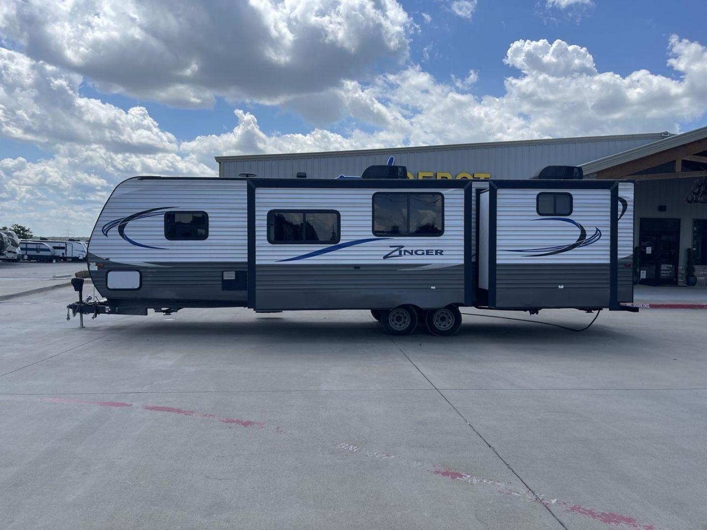 2017 CROSSROADS RV ZINGER 33SB (4V0TC3329HJ) , Length: 37.17 ft.| Dry Weight: 8,298 lbs. | Gross Weight: 9,900 lbs | Slides: 2 transmission, located at 4319 N Main Street, Cleburne, TX, 76033, (817) 221-0660, 32.435829, -97.384178 - The 2017 Crossroads RV Zinger 33SB offers the finest in family-friendly camping. This roomy travel trailer has a length of 37.17 feet and a dry weight of 8,298 pounds, providing plenty of room and comfort for your outdoor adventures. With a bunkhouse floor plan, the Zinger 33SB has two slides, provi - Photo#24