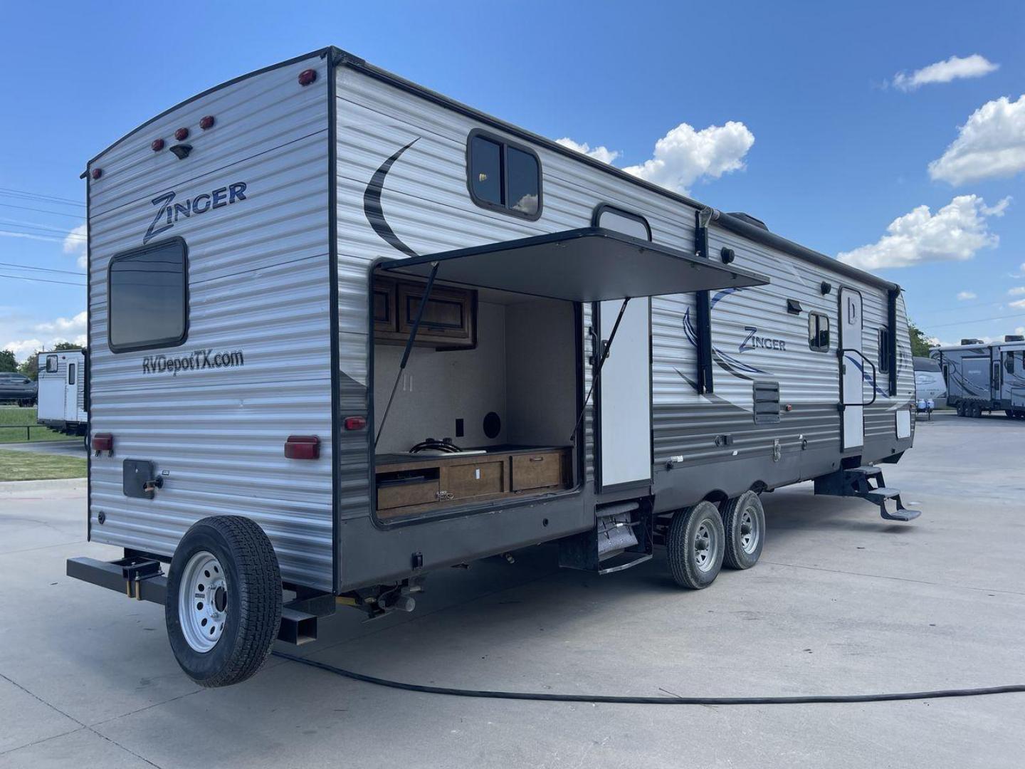 2017 CROSSROADS RV ZINGER 33SB (4V0TC3329HJ) , Length: 37.17 ft.| Dry Weight: 8,298 lbs. | Gross Weight: 9,900 lbs | Slides: 2 transmission, located at 4319 N Main Street, Cleburne, TX, 76033, (817) 221-0660, 32.435829, -97.384178 - The 2017 Crossroads RV Zinger 33SB offers the finest in family-friendly camping. This roomy travel trailer has a length of 37.17 feet and a dry weight of 8,298 pounds, providing plenty of room and comfort for your outdoor adventures. With a bunkhouse floor plan, the Zinger 33SB has two slides, provi - Photo#25