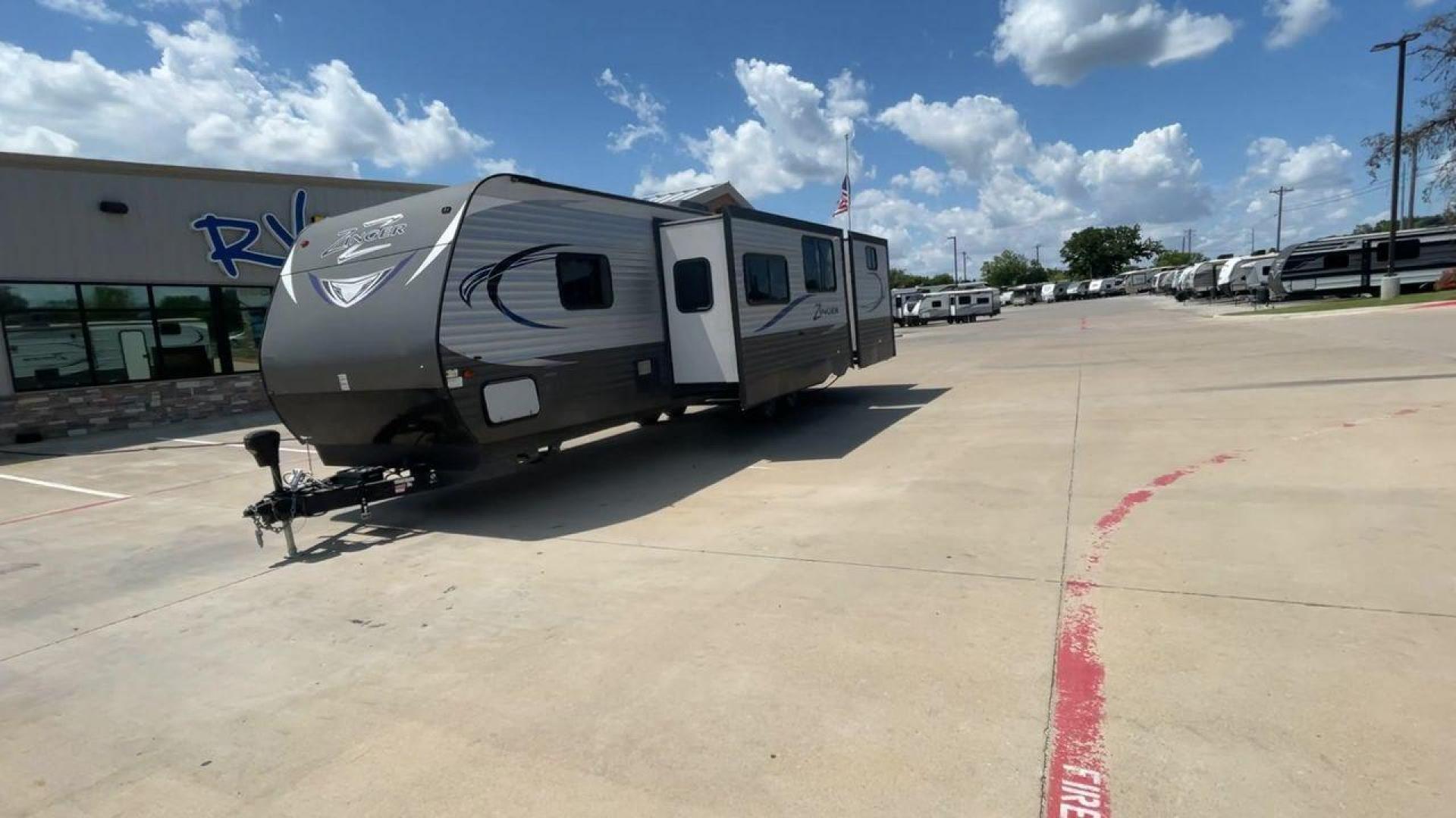 2017 CROSSROADS RV ZINGER 33SB (4V0TC3329HJ) , Length: 37.17 ft.| Dry Weight: 8,298 lbs. | Gross Weight: 9,900 lbs | Slides: 2 transmission, located at 4319 N Main Street, Cleburne, TX, 76033, (817) 221-0660, 32.435829, -97.384178 - The 2017 Crossroads RV Zinger 33SB offers the finest in family-friendly camping. This roomy travel trailer has a length of 37.17 feet and a dry weight of 8,298 pounds, providing plenty of room and comfort for your outdoor adventures. With a bunkhouse floor plan, the Zinger 33SB has two slides, provi - Photo#5