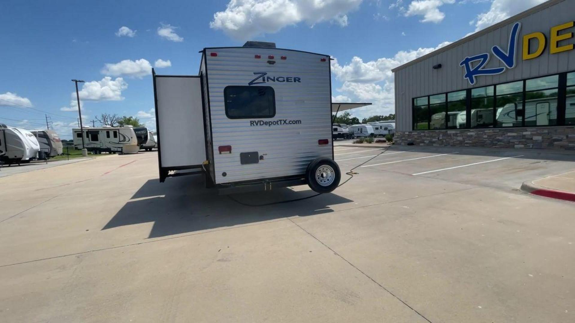 2017 CROSSROADS RV ZINGER 33SB (4V0TC3329HJ) , Length: 37.17 ft.| Dry Weight: 8,298 lbs. | Gross Weight: 9,900 lbs | Slides: 2 transmission, located at 4319 N Main Street, Cleburne, TX, 76033, (817) 221-0660, 32.435829, -97.384178 - The 2017 Crossroads RV Zinger 33SB offers the finest in family-friendly camping. This roomy travel trailer has a length of 37.17 feet and a dry weight of 8,298 pounds, providing plenty of room and comfort for your outdoor adventures. With a bunkhouse floor plan, the Zinger 33SB has two slides, provi - Photo#8