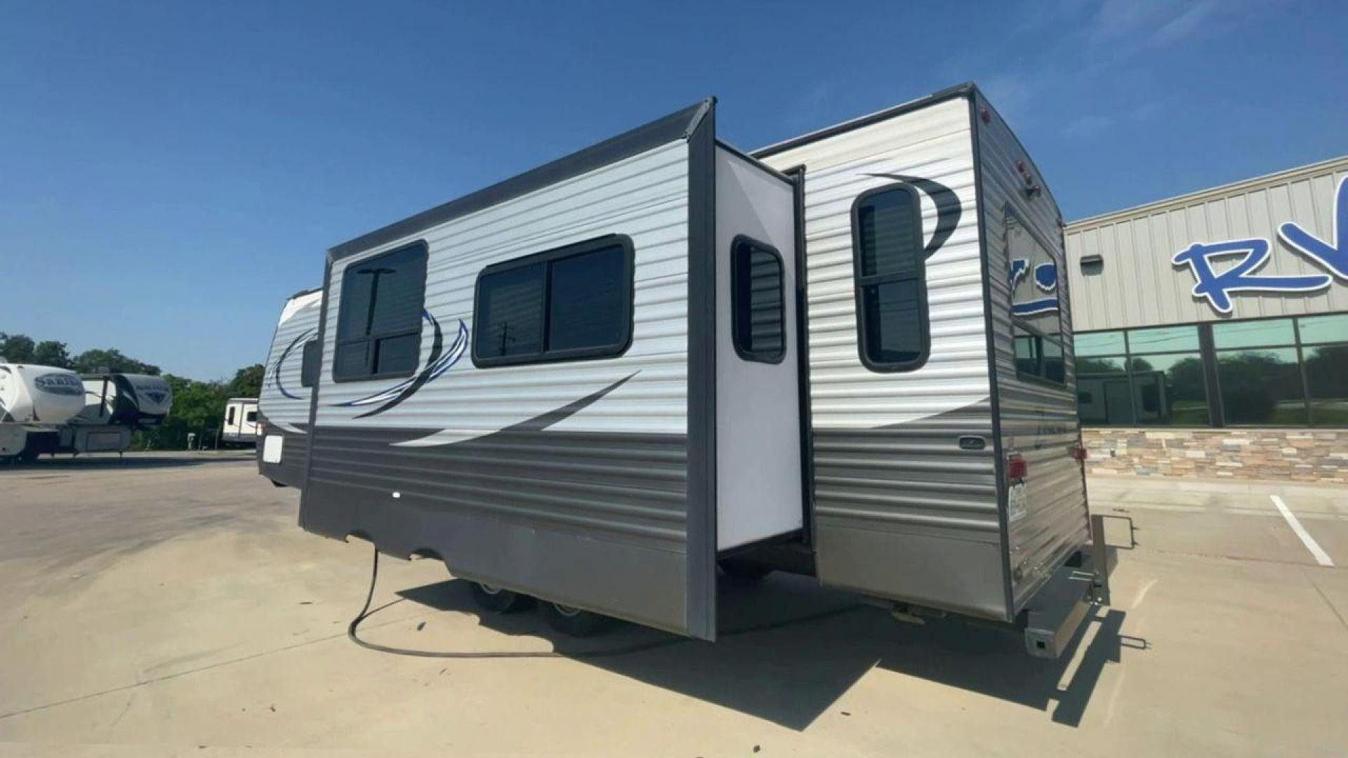 2017 WHITE CROSSROADS ZINGER Z1 27RL (4V0TC2721HJ) , Length: 31.92 ft. | Dry Weight: 6,744 lbs. | Gross Weight: 8,450 lbs. | Slides: 1 transmission, located at 4319 N Main Street, Cleburne, TX, 76033, (817) 221-0660, 32.435829, -97.384178 - In the 2017 Crossroads Zinger Z1 27RL Travel Trailer, set out on an enjoyable and exciting trip. This well-designed RV combines a spacious interior with practical amenities to make the perfect mobile home for your travels. This unit has a dimension of 31.92 ft in length, 8 ft in width, and 11.17 - Photo#1