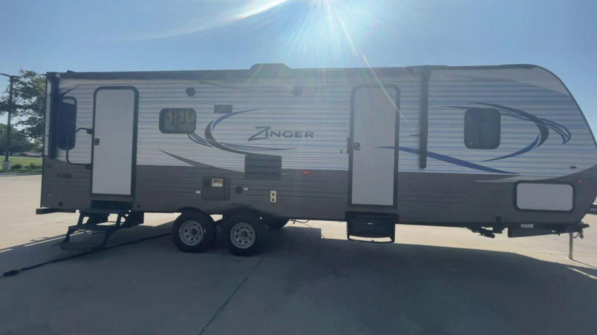 2017 WHITE CROSSROADS ZINGER Z1 27RL (4V0TC2721HJ) , Length: 31.92 ft. | Dry Weight: 6,744 lbs. | Gross Weight: 8,450 lbs. | Slides: 1 transmission, located at 4319 N Main Street, Cleburne, TX, 76033, (817) 221-0660, 32.435829, -97.384178 - In the 2017 Crossroads Zinger Z1 27RL Travel Trailer, set out on an enjoyable and exciting trip. This well-designed RV combines a spacious interior with practical amenities to make the perfect mobile home for your travels. This unit has a dimension of 31.92 ft in length, 8 ft in width, and 11.17 - Photo#6