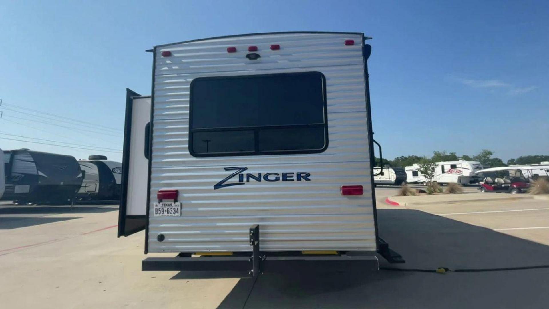 2017 WHITE CROSSROADS ZINGER Z1 27RL (4V0TC2721HJ) , Length: 31.92 ft. | Dry Weight: 6,744 lbs. | Gross Weight: 8,450 lbs. | Slides: 1 transmission, located at 4319 N Main Street, Cleburne, TX, 76033, (817) 221-0660, 32.435829, -97.384178 - In the 2017 Crossroads Zinger Z1 27RL Travel Trailer, set out on an enjoyable and exciting trip. This well-designed RV combines a spacious interior with practical amenities to make the perfect mobile home for your travels. This unit has a dimension of 31.92 ft in length, 8 ft in width, and 11.17 - Photo#8