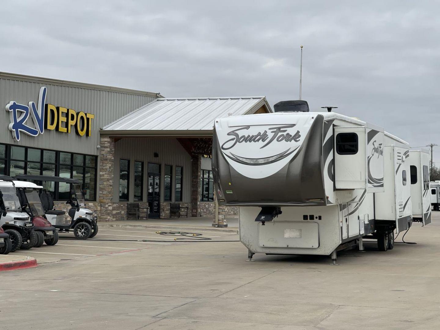 2017 CRUISER RV SOUTH FORK SANTA FE (5RXLG4228H1) , Length: 42.42 ft | Dry Weight: 13,702 lbs | Gross Weight: 16,000 lbs | Slides: 5 transmission, located at 4319 N Main Street, Cleburne, TX, 76033, (817) 221-0660, 32.435829, -97.384178 - The 2017 Cruiser RV South Fork Santa Fe is a large and rugged fifth wheel that stands out with its striking exterior and practical features. With a length of 42.42 ft. and a height of 13.25 ft., this model offers an imposing presence on the road while providing ample space for all your needs. The RV - Photo#0