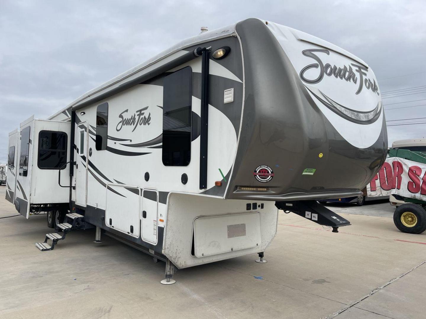 2017 CRUISER RV SOUTH FORK SANTA FE (5RXLG4228H1) , Length: 42.42 ft | Dry Weight: 13,702 lbs | Gross Weight: 16,000 lbs | Slides: 5 transmission, located at 4319 N Main Street, Cleburne, TX, 76033, (817) 221-0660, 32.435829, -97.384178 - The 2017 Cruiser RV South Fork Santa Fe is a large and rugged fifth wheel that stands out with its striking exterior and practical features. With a length of 42.42 ft. and a height of 13.25 ft., this model offers an imposing presence on the road while providing ample space for all your needs. The RV - Photo#22